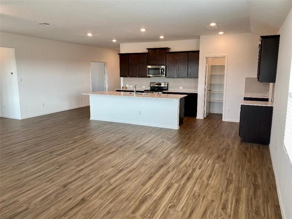 215 Chickasaw Ln, Hutto, TX 78634