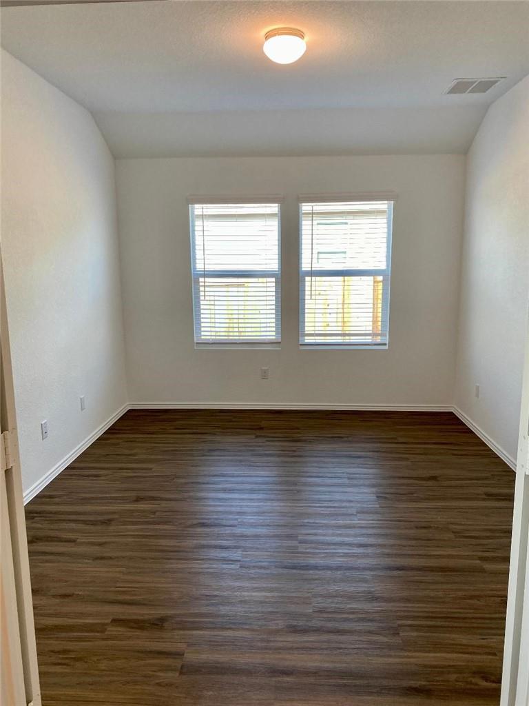 215 Chickasaw Ln, Hutto, TX 78634