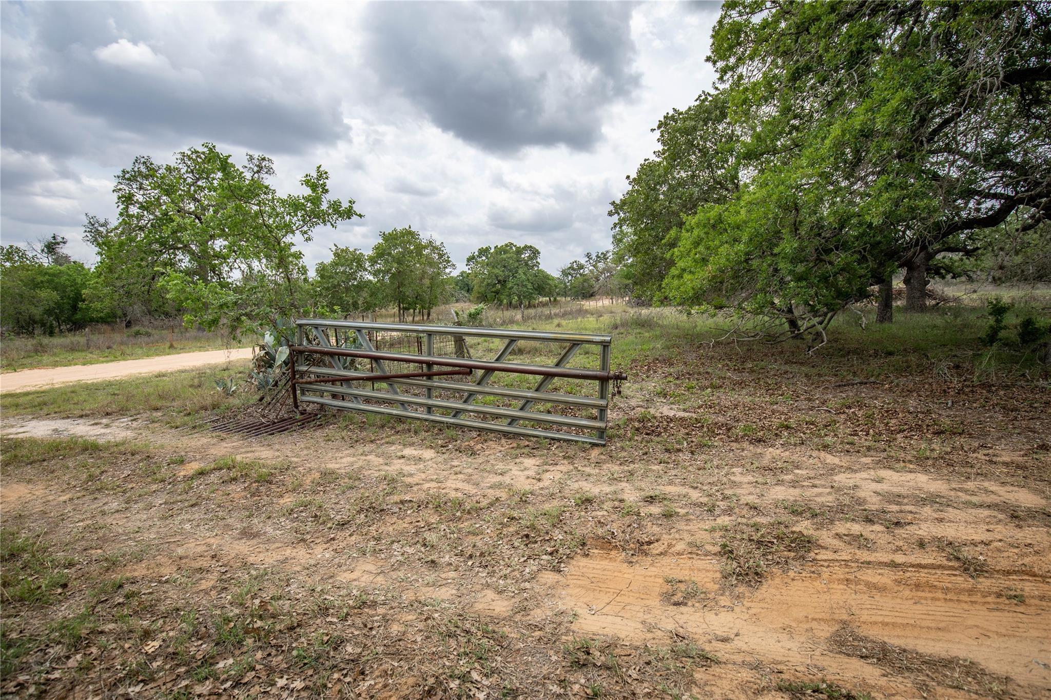132 Roemer Ln W, Floresville, TX 78114