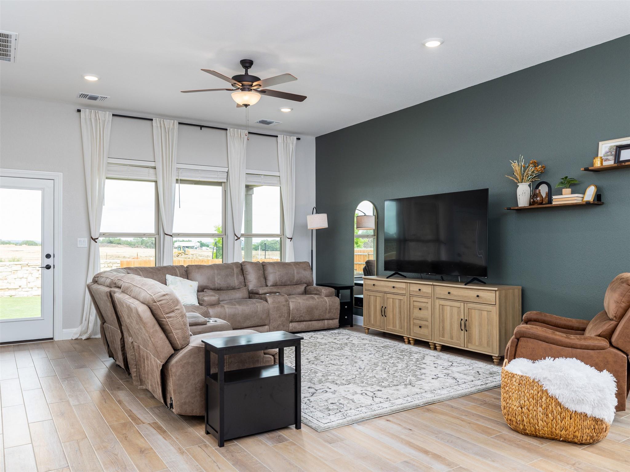 104 Keswick St, Liberty Hill, TX 78642