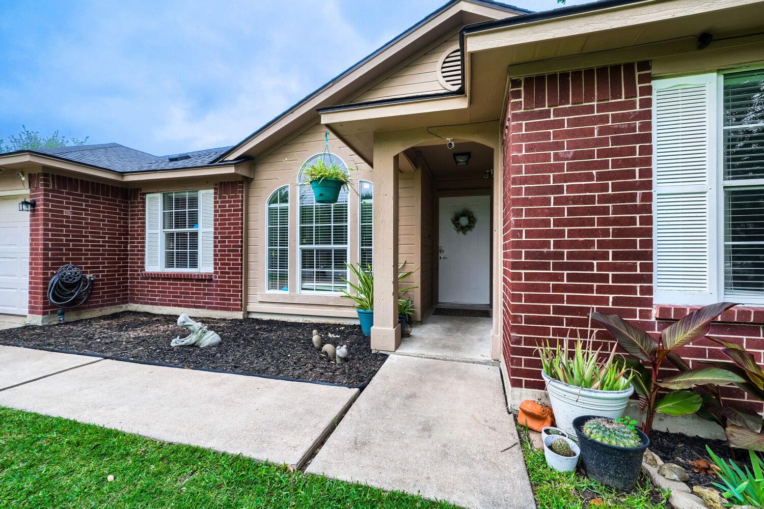 222 Quail Cir, Hutto, TX 78634