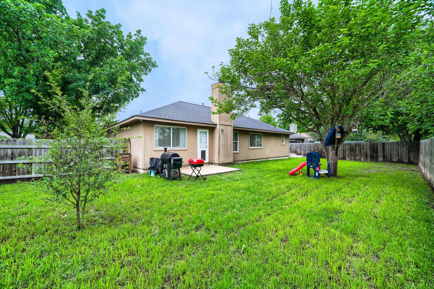 222 Quail Cir, Hutto, TX 78634
