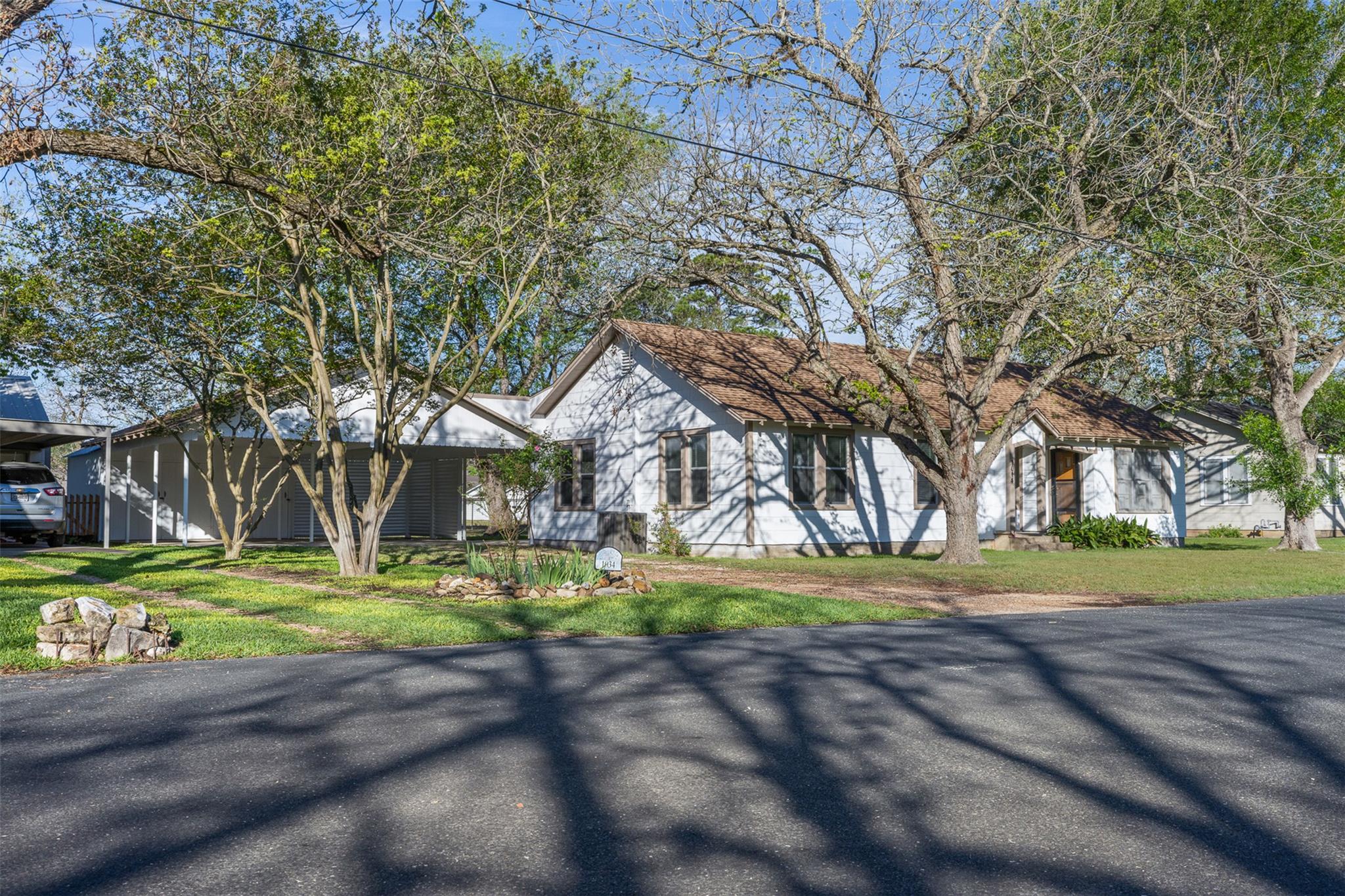 1014 S Madison St, La Grange, TX 78945