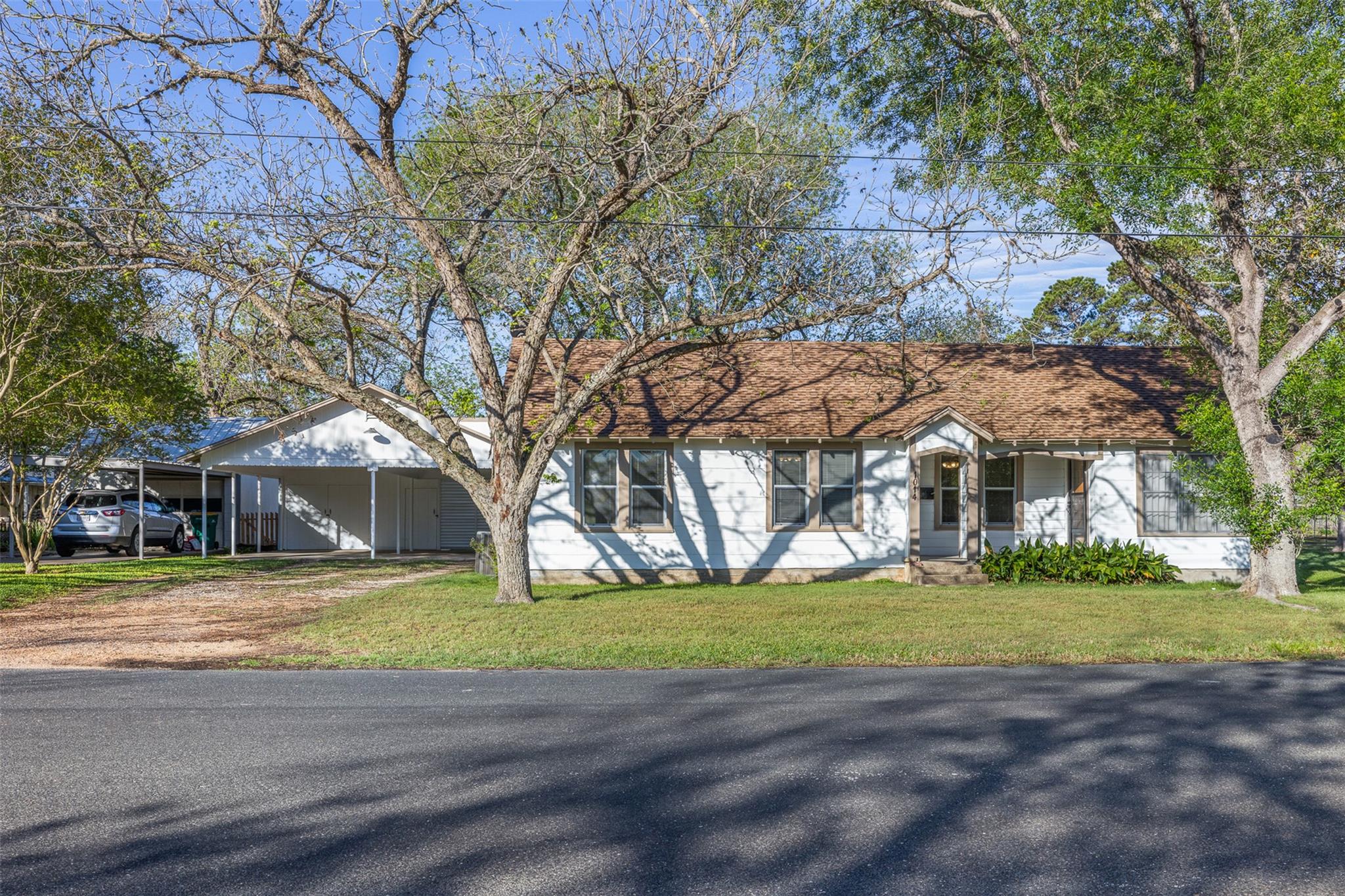 1014 S Madison St, La Grange, TX 78945