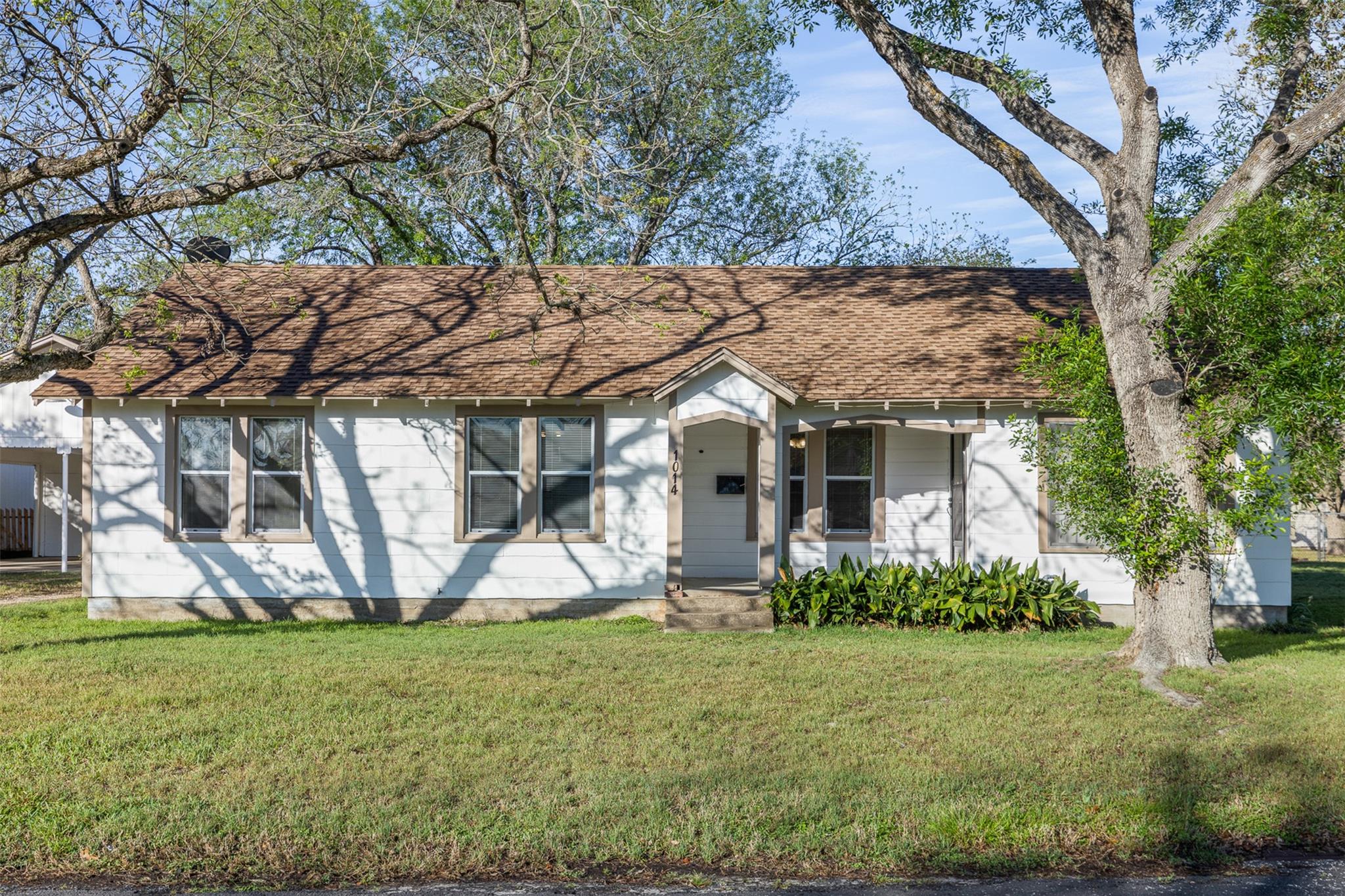 1014 S Madison St, La Grange, TX 78945