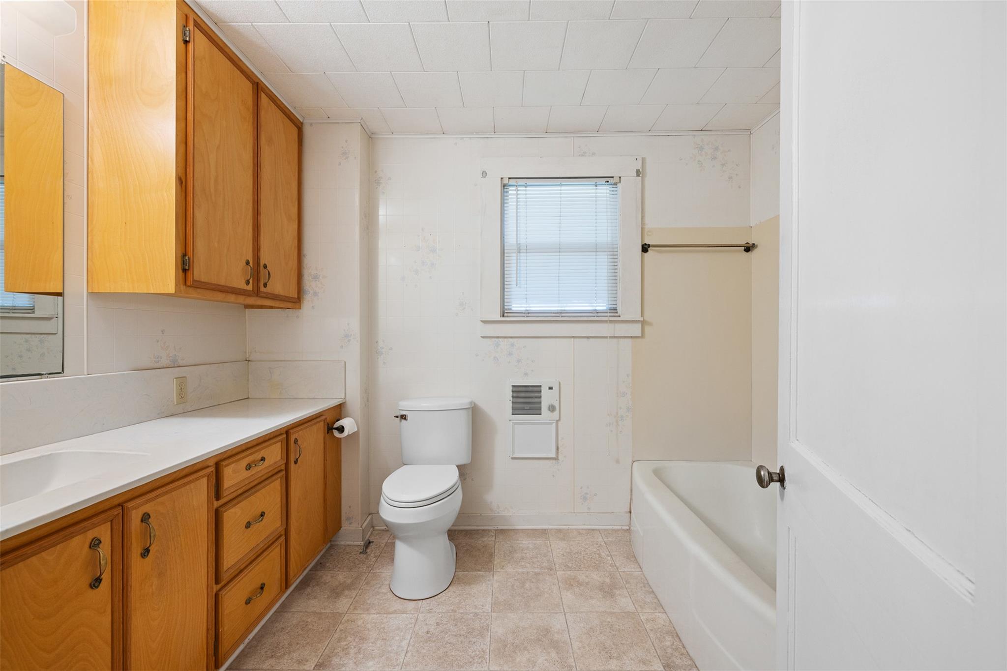 1014 S Madison St, La Grange, TX 78945