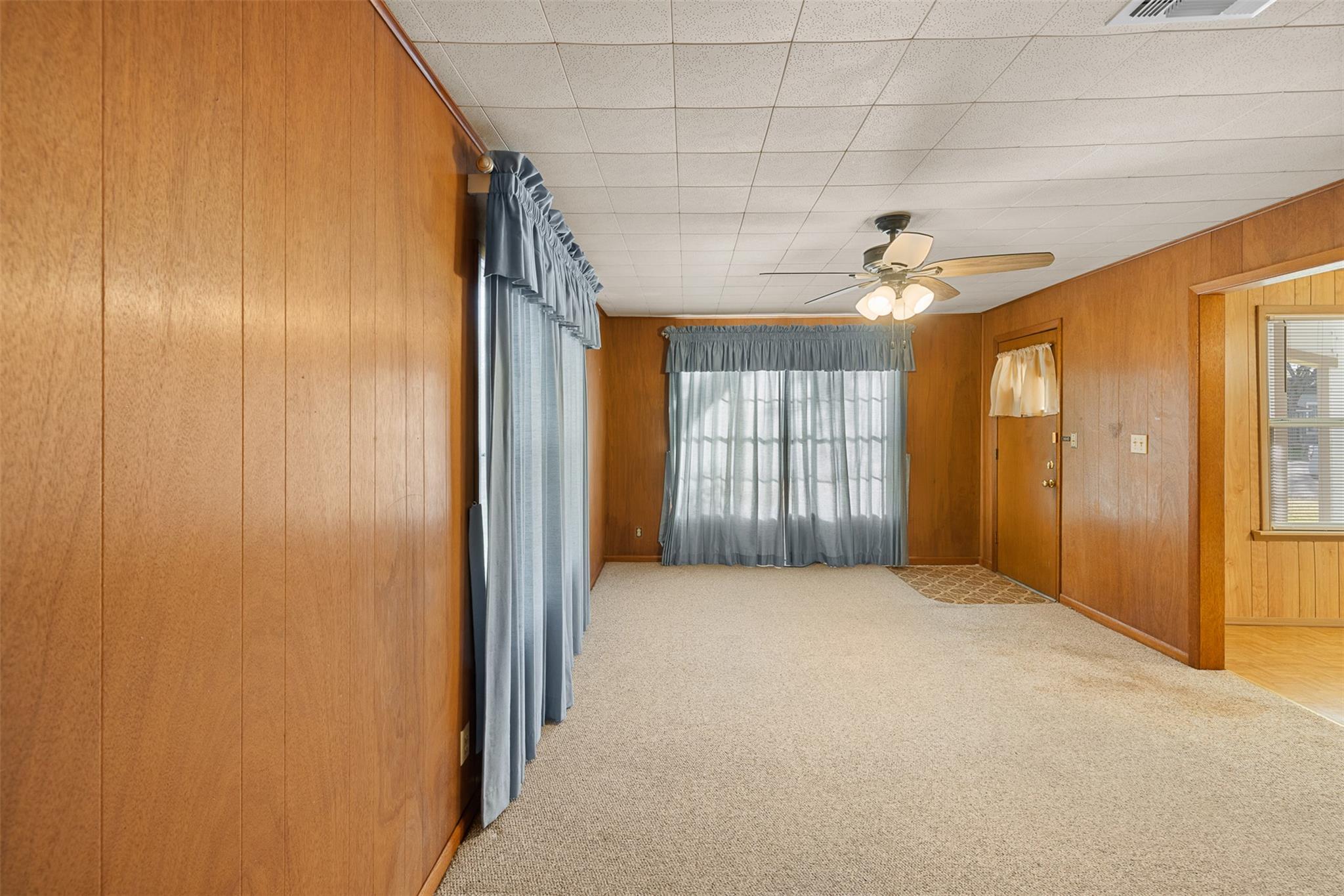 1014 S Madison St, La Grange, TX 78945