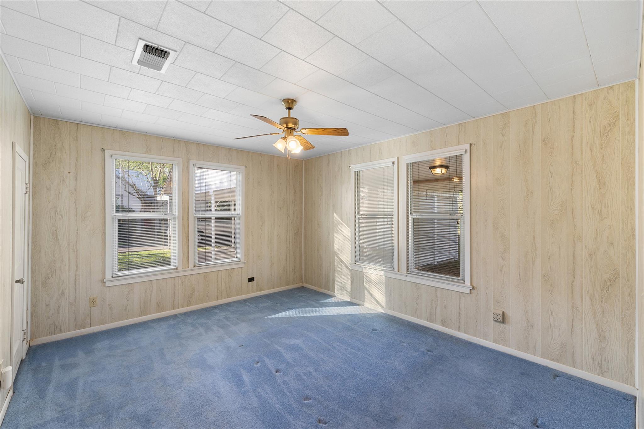 1014 S Madison St, La Grange, TX 78945