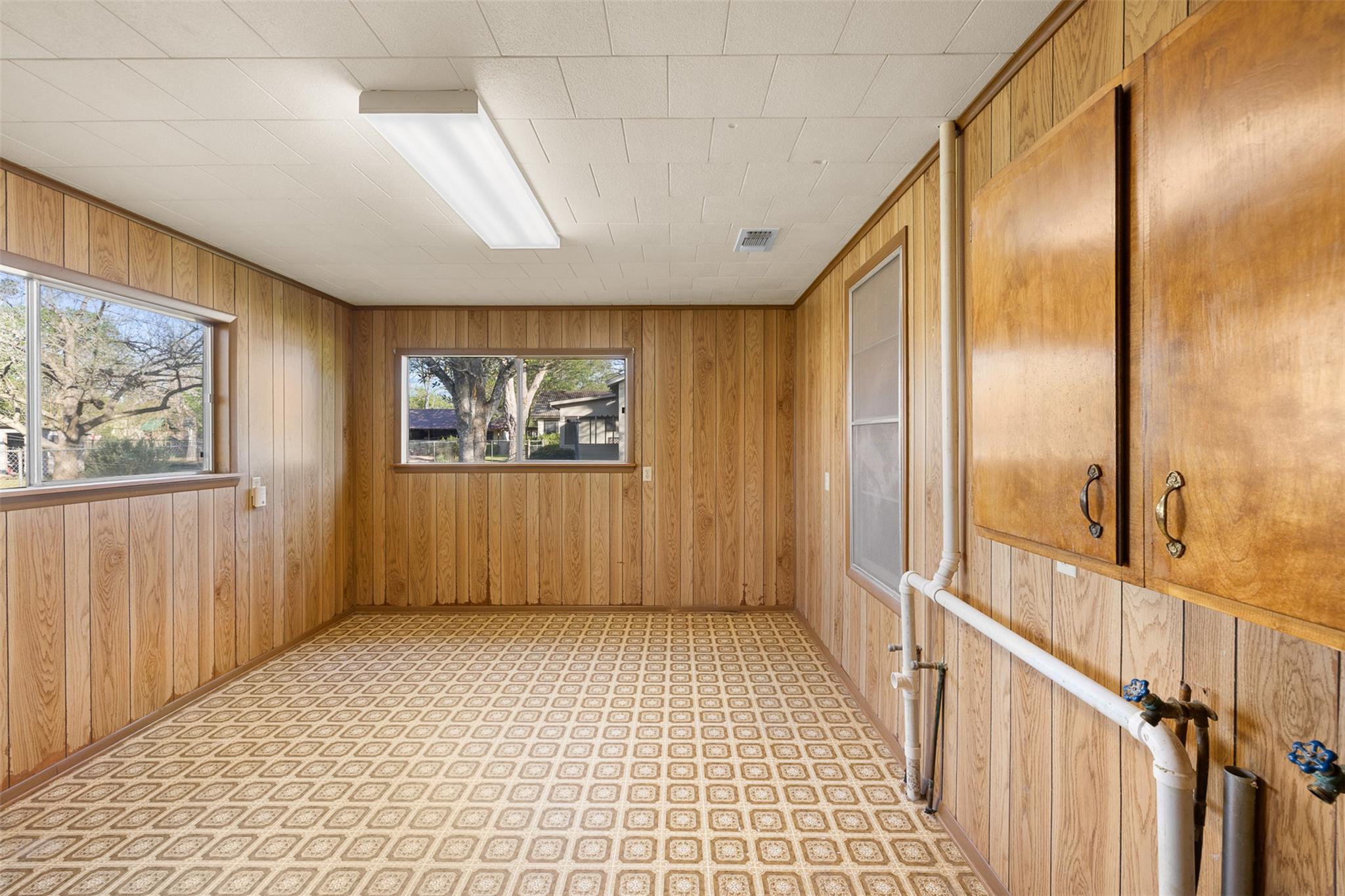 1014 S Madison St, La Grange, TX 78945