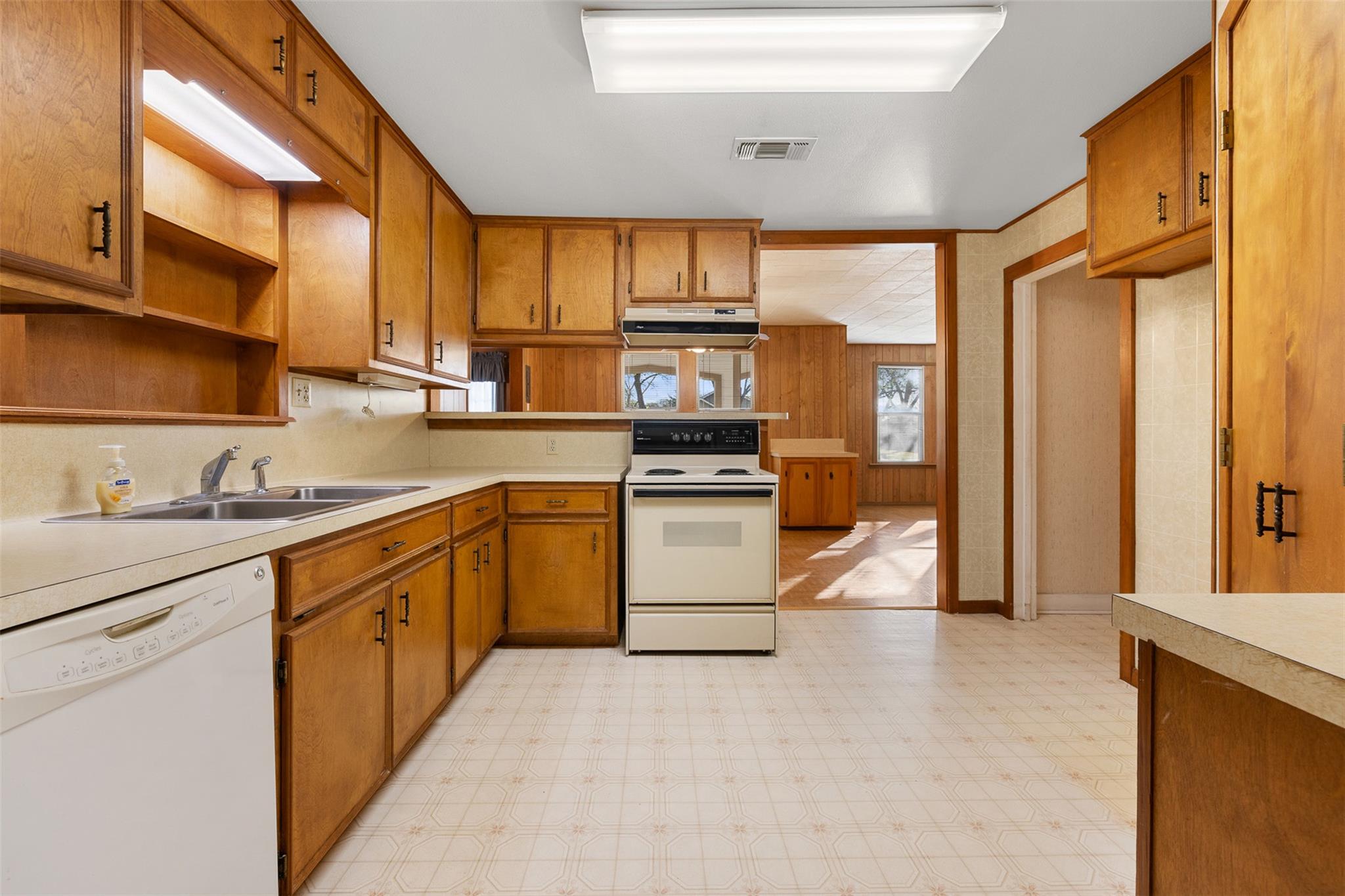 1014 S Madison St, La Grange, TX 78945