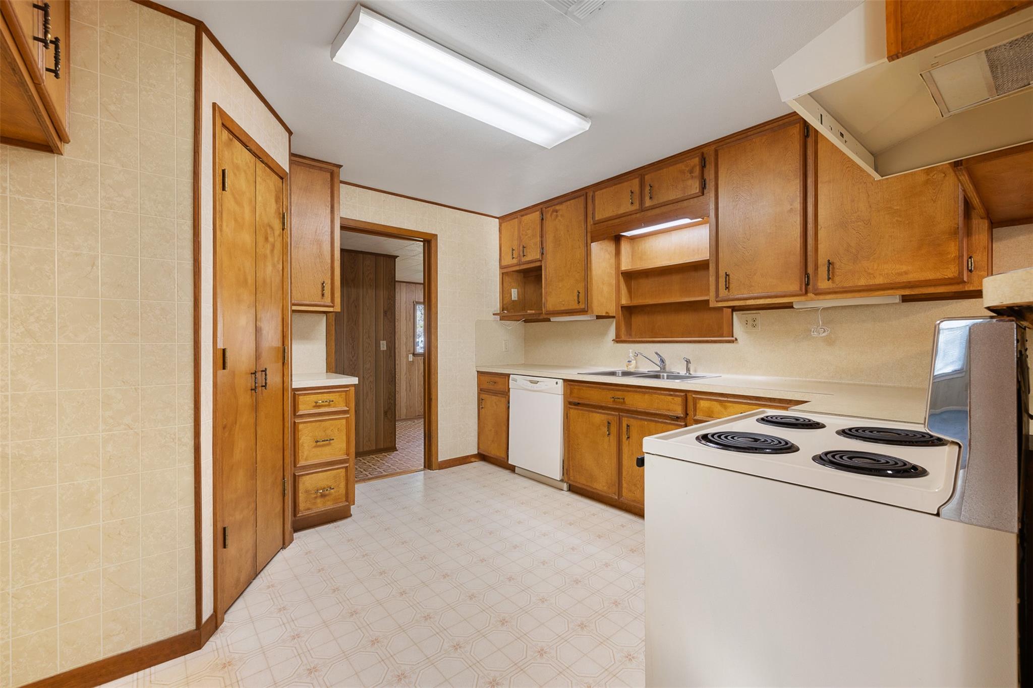 1014 S Madison St, La Grange, TX 78945