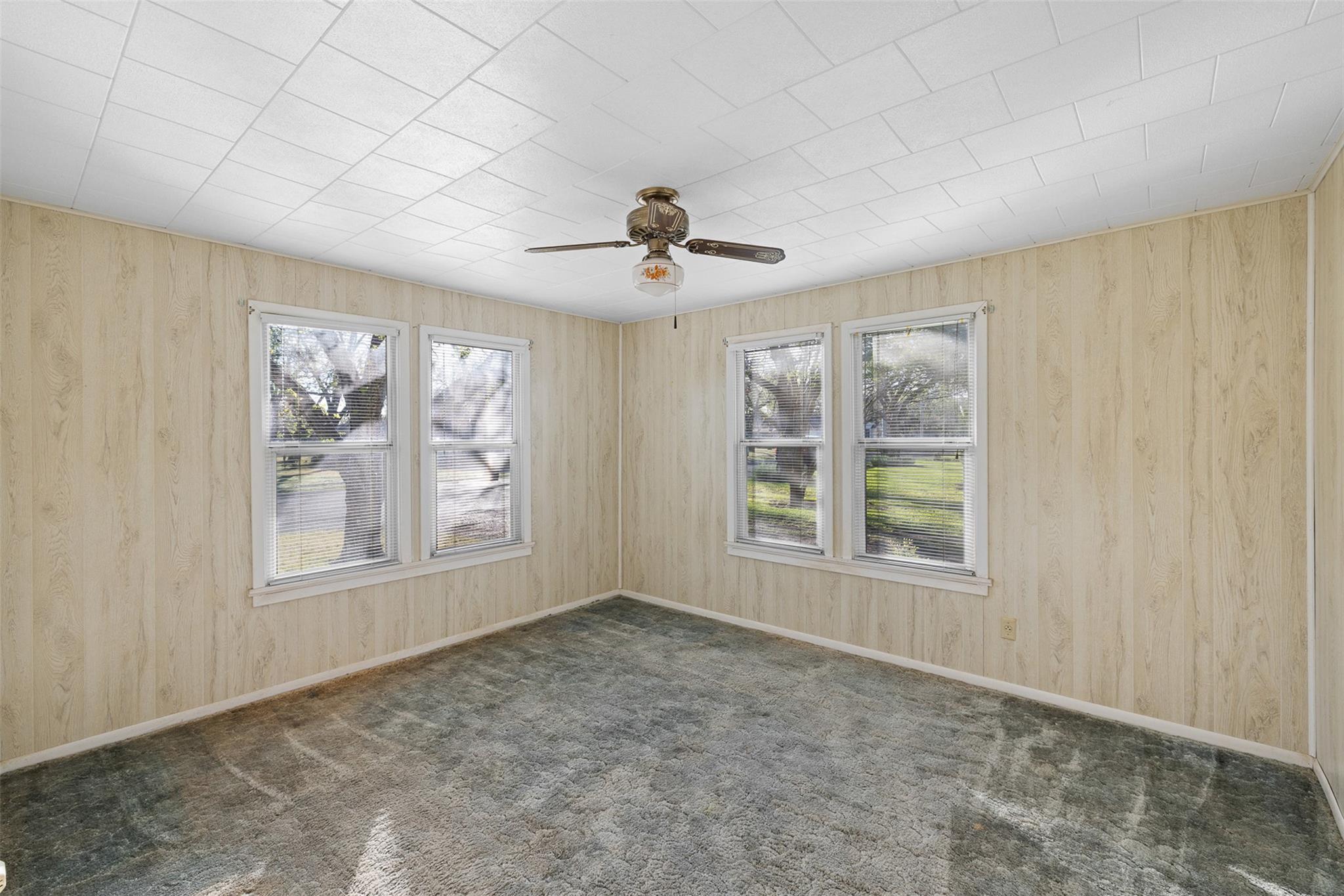 1014 S Madison St, La Grange, TX 78945