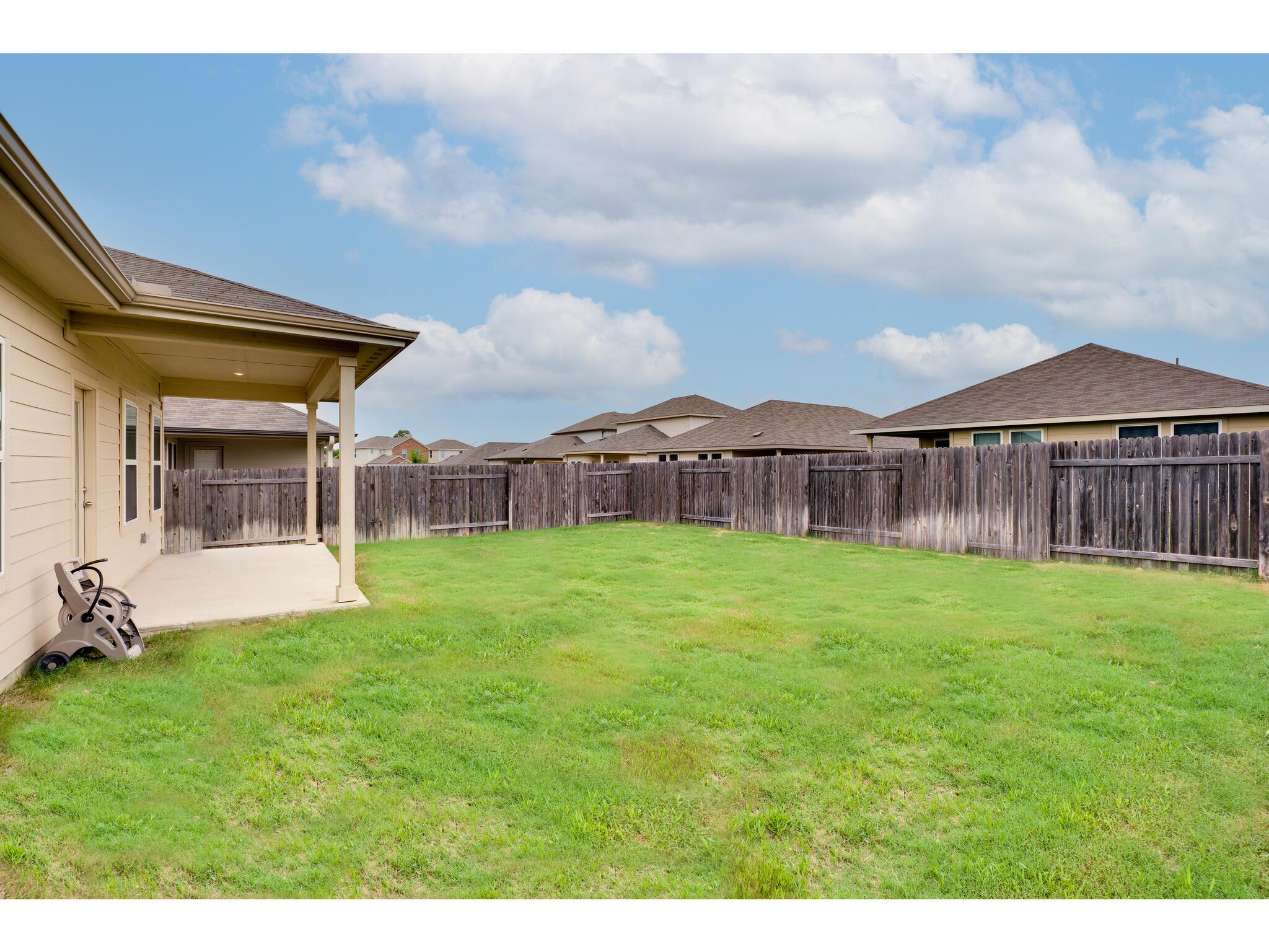 111 Grapefruit Rd, Hutto, TX 78634