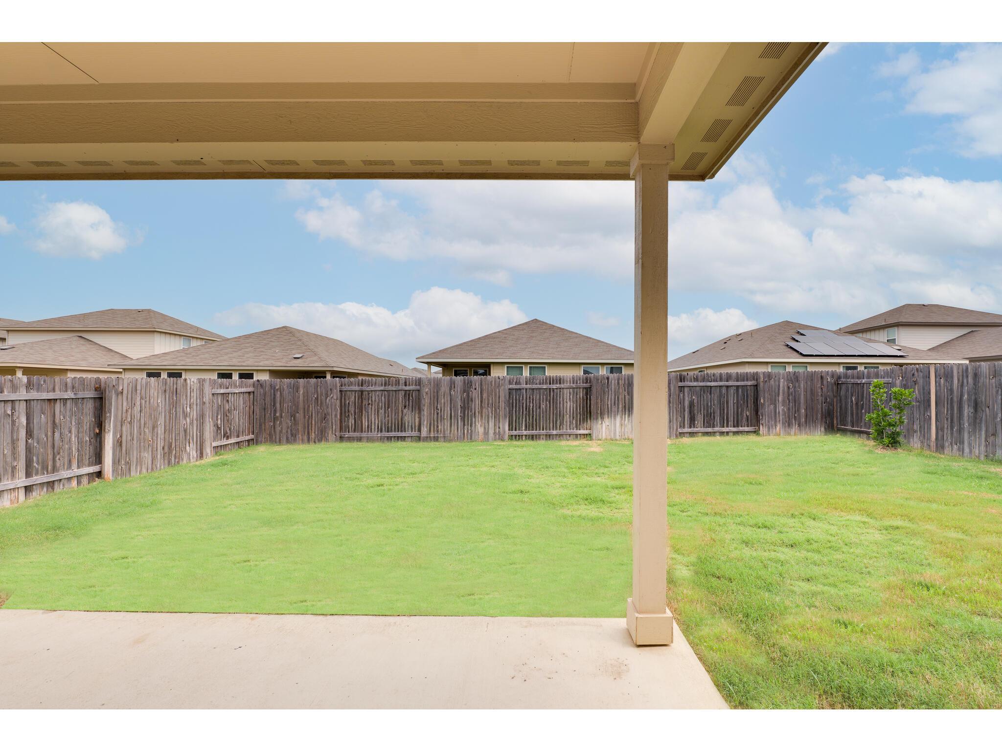 111 Grapefruit Rd, Hutto, TX 78634