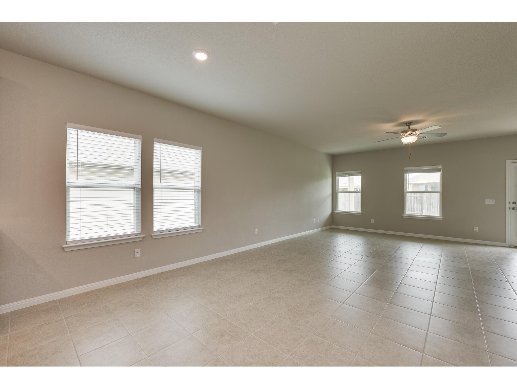 111 Grapefruit Rd, Hutto, TX 78634