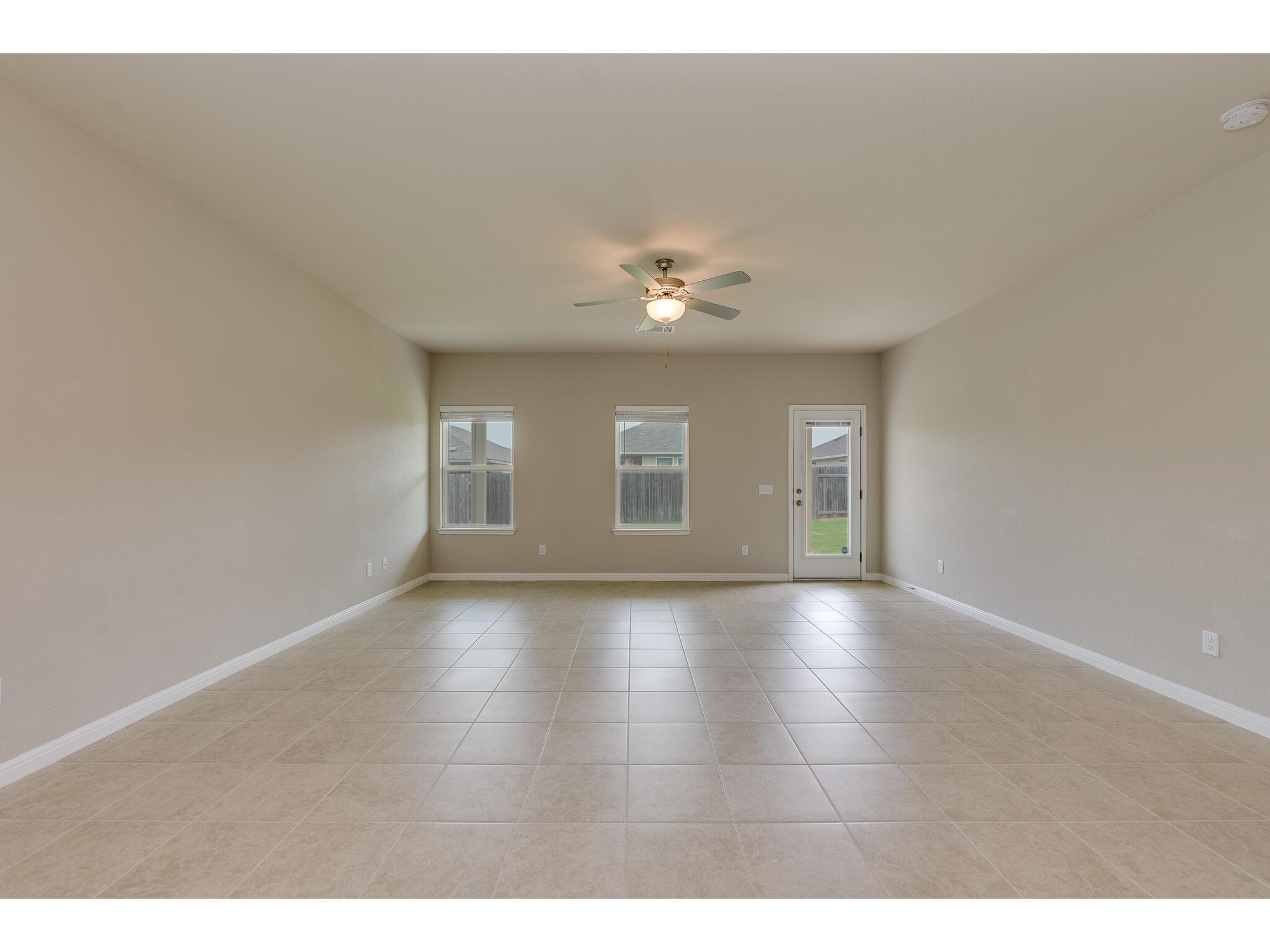 111 Grapefruit Rd, Hutto, TX 78634