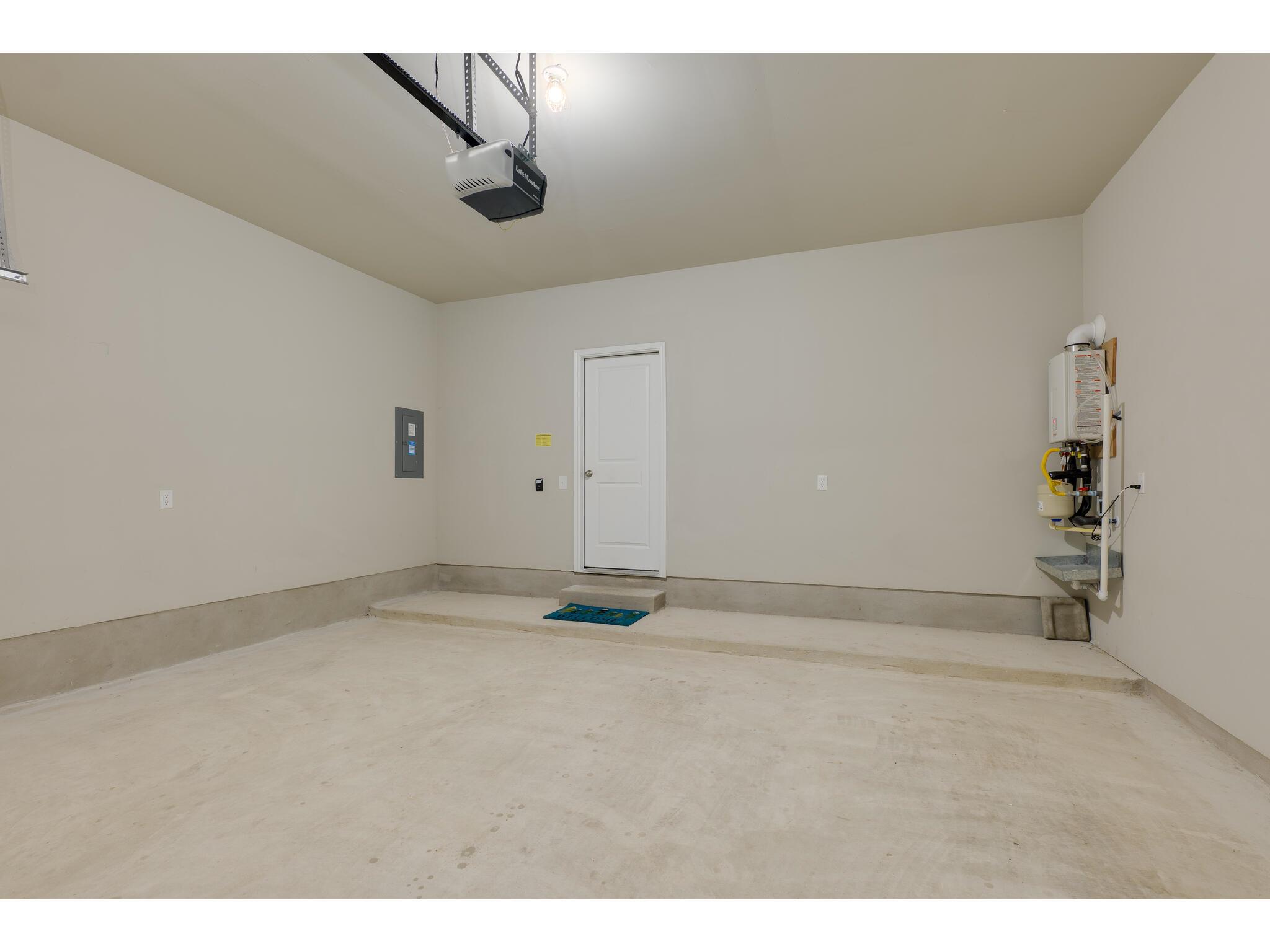 111 Grapefruit Rd, Hutto, TX 78634