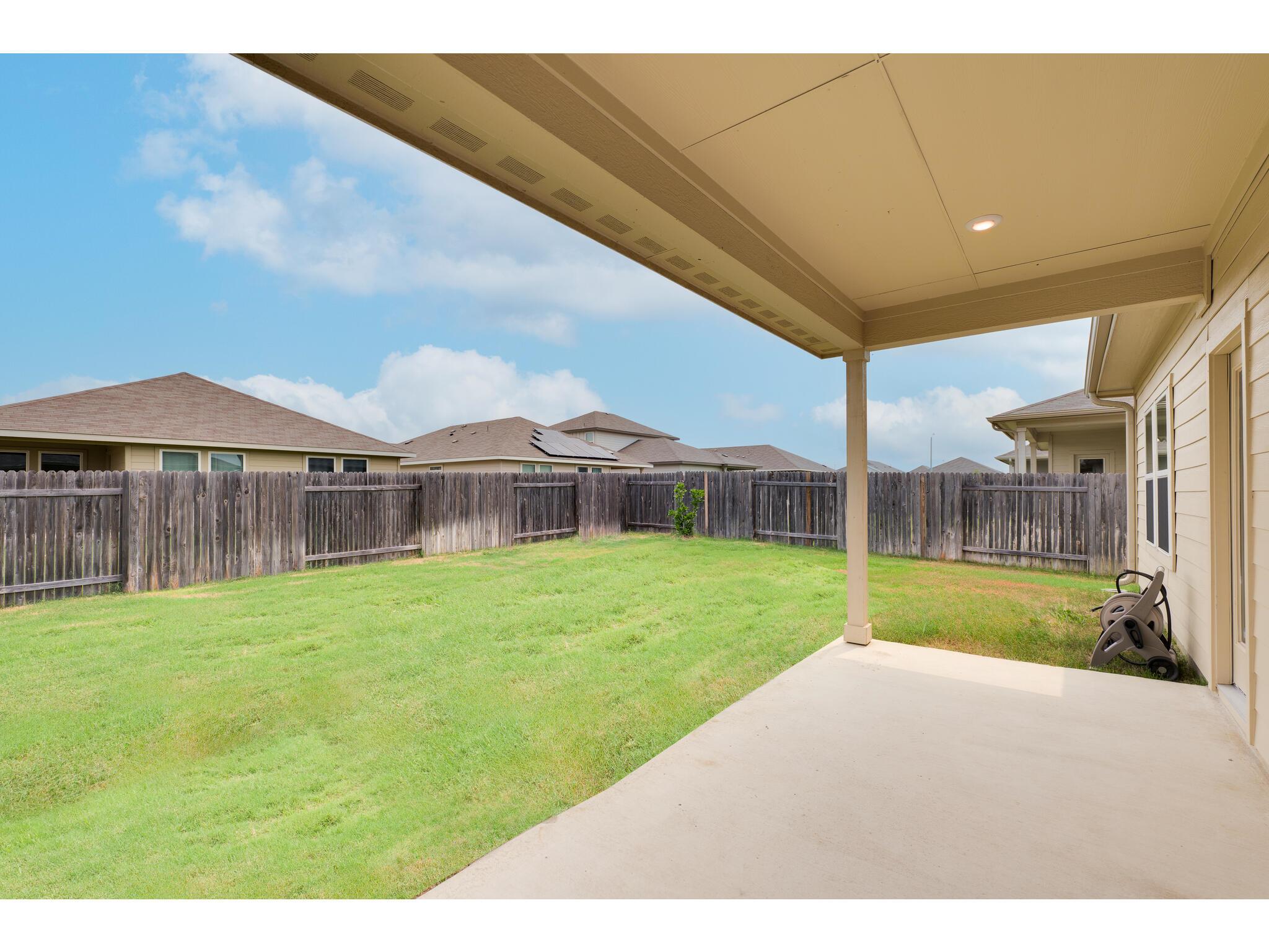111 Grapefruit Rd, Hutto, TX 78634