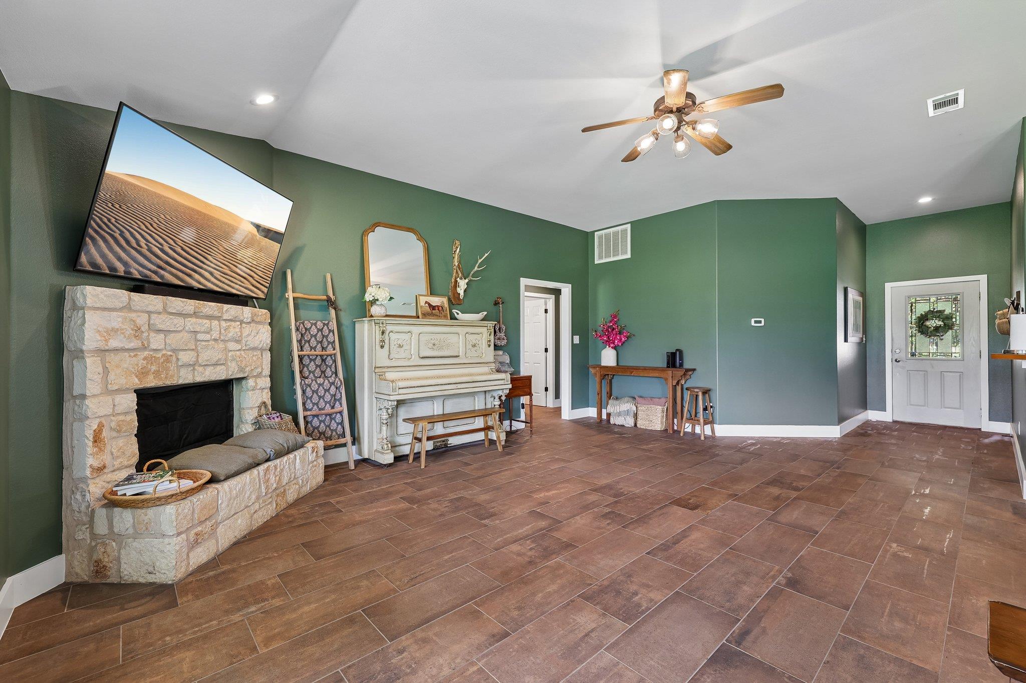 136 Thoroughbred Trce, Liberty Hill, TX 78642