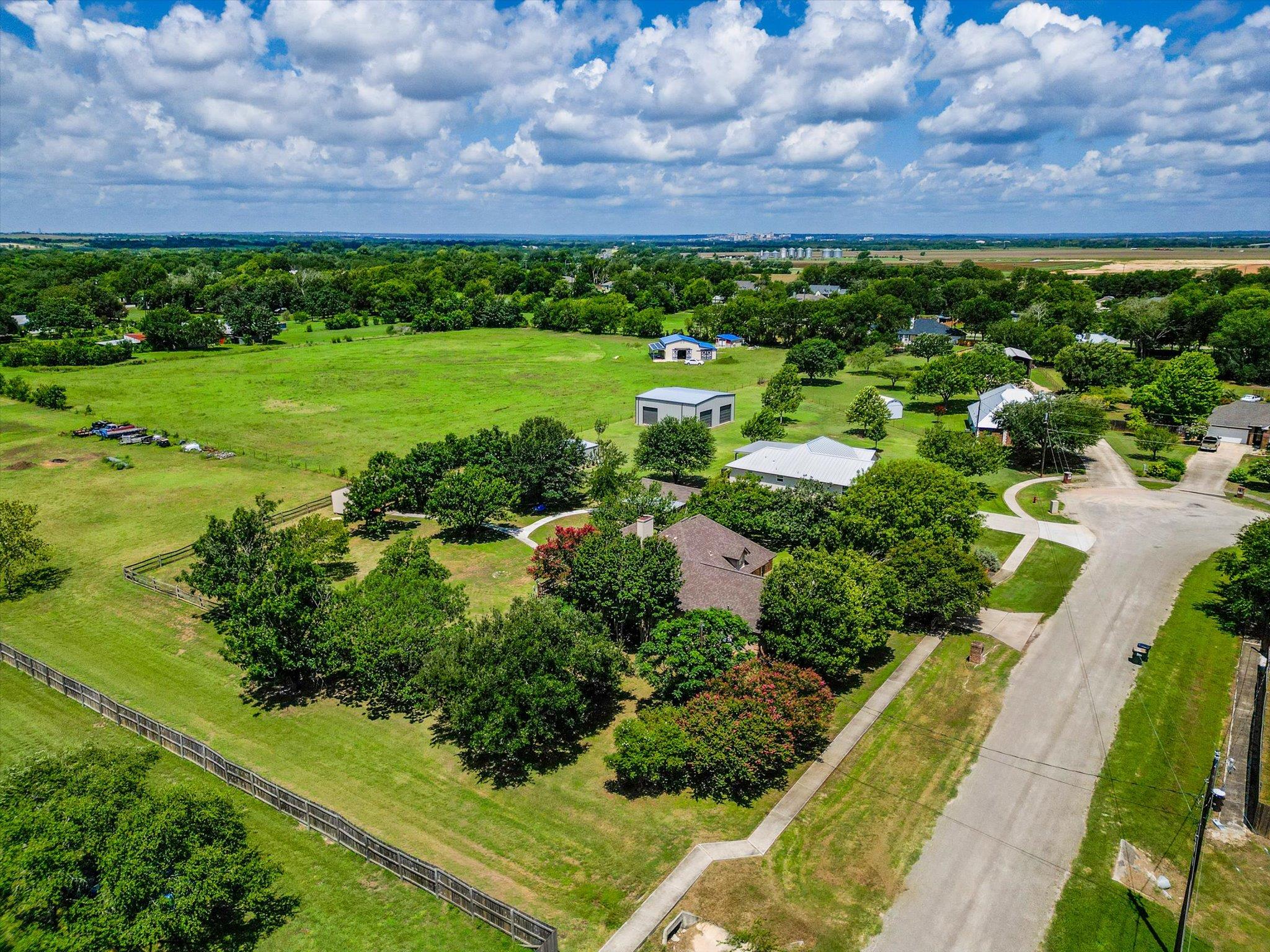 53 Tinas Trl, Martindale, TX 78655