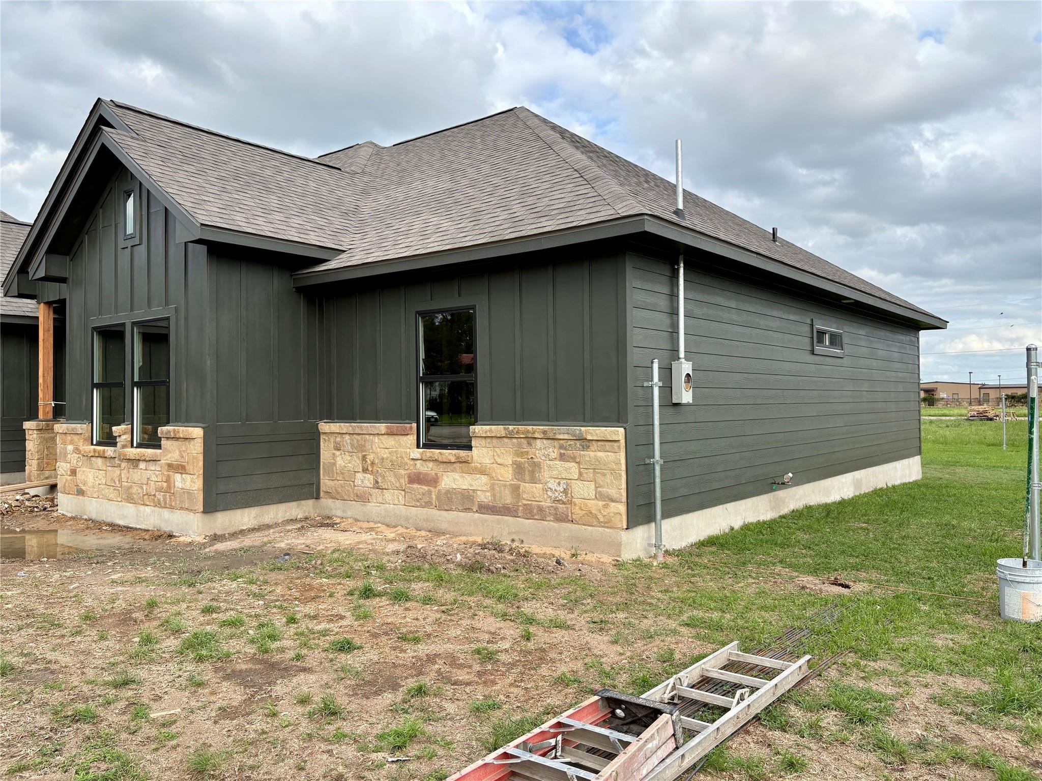330 Cactus St, Giddings, TX 78942