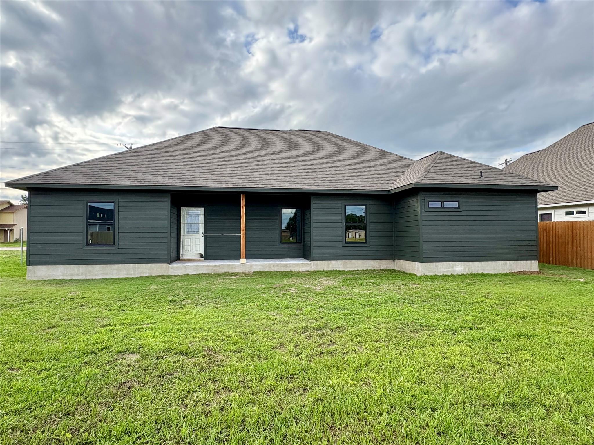 330 Cactus St, Giddings, TX 78942