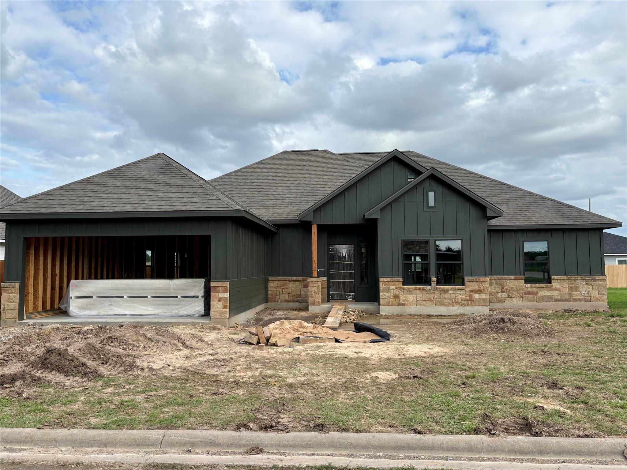 330 Cactus St, Giddings, TX 78942