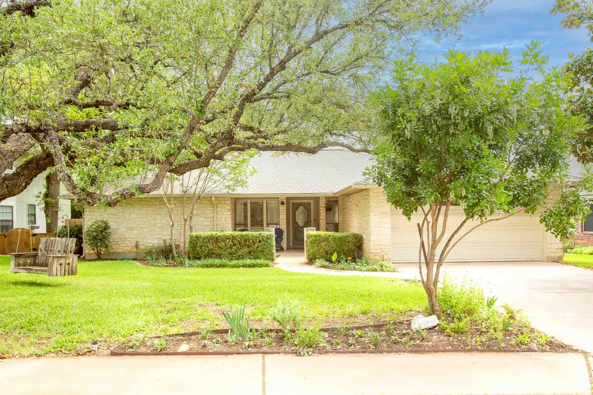 1911 Oakview Dr, Round Rock, TX 78681