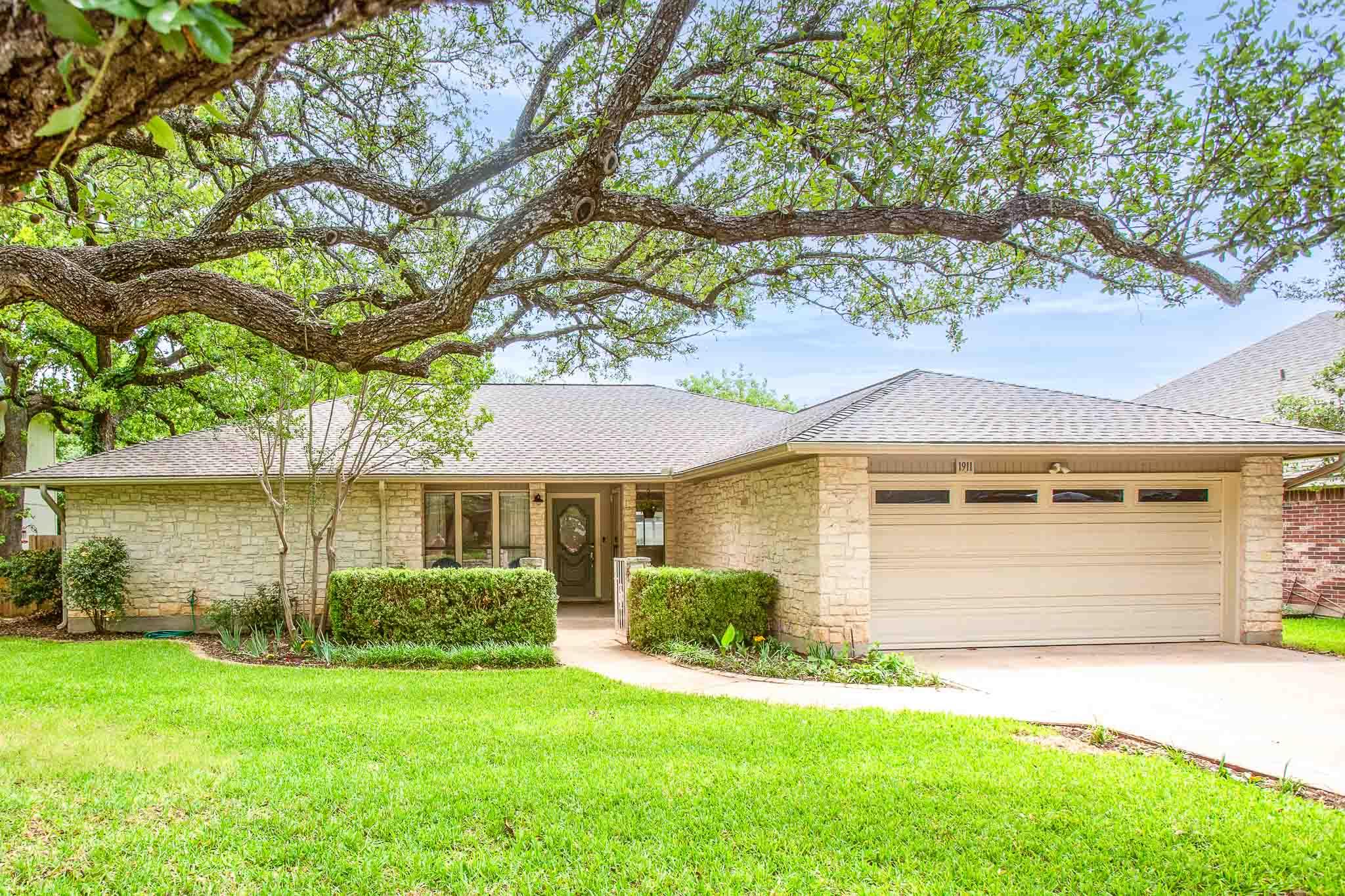 1911 Oakview Dr, Round Rock, TX 78681