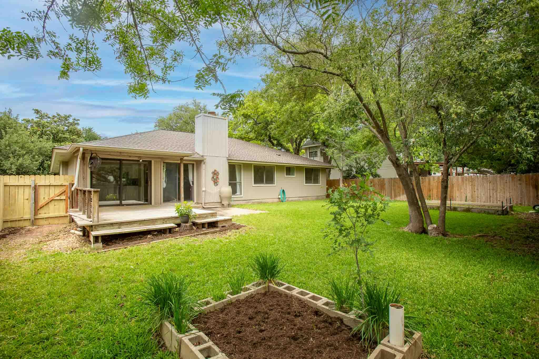 1911 Oakview Dr, Round Rock, TX 78681