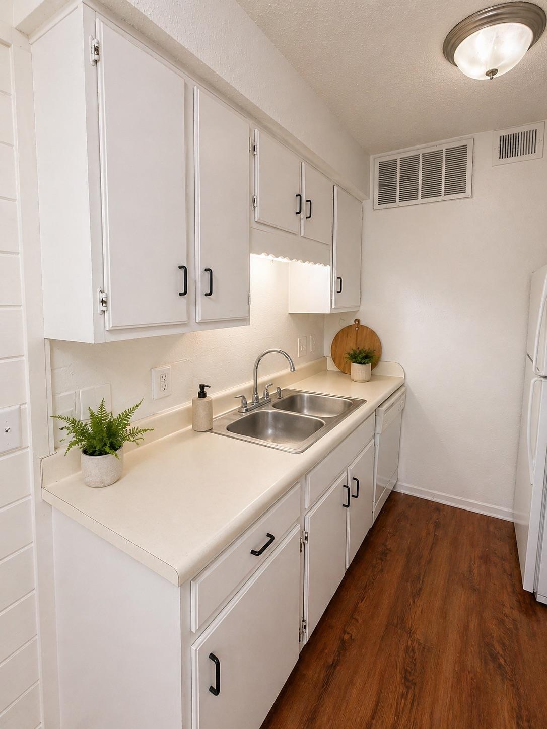 2704 Salado St # 103, Austin, TX 78705
