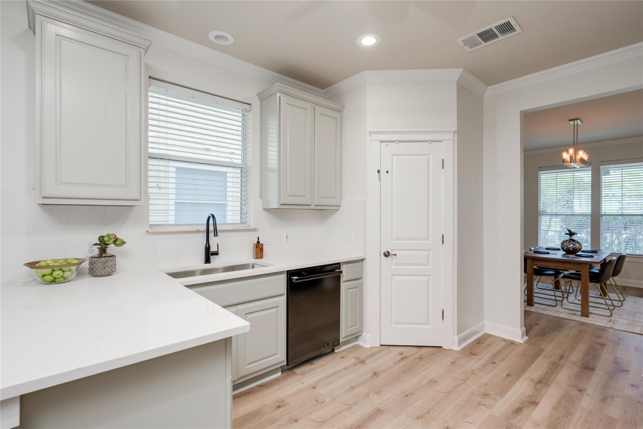 6421 Carrington Dr, Austin, TX 78749