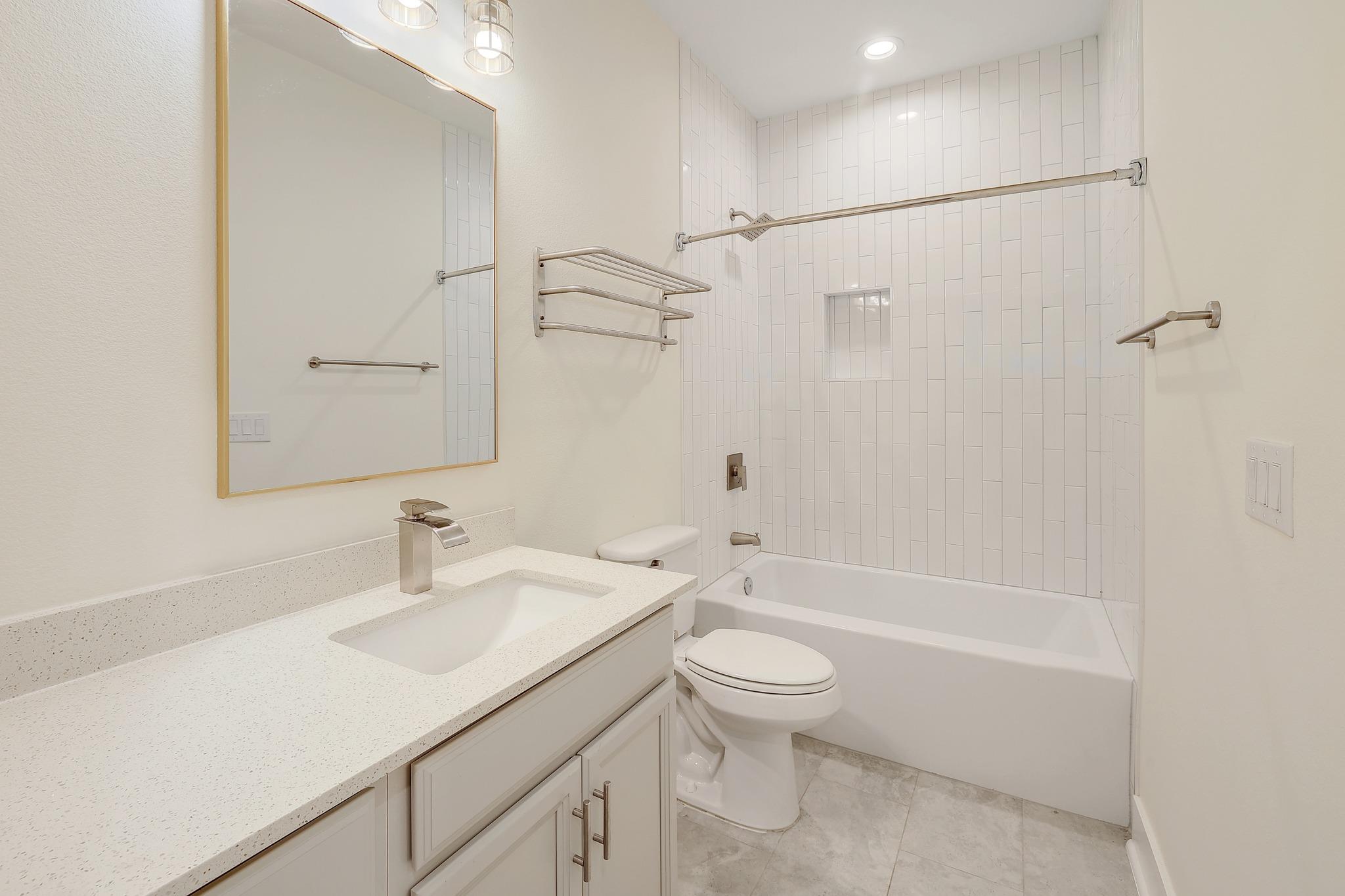 18716 W Lakeview Dr, Jonestown, TX 78645