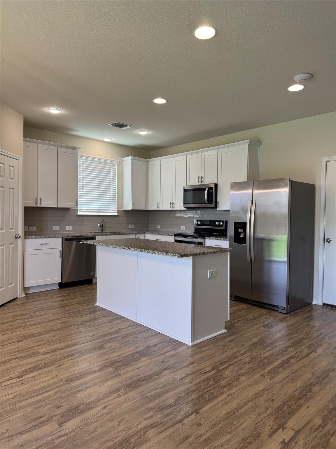 201 Bedford Falls Ln, Jarrell, TX 76537