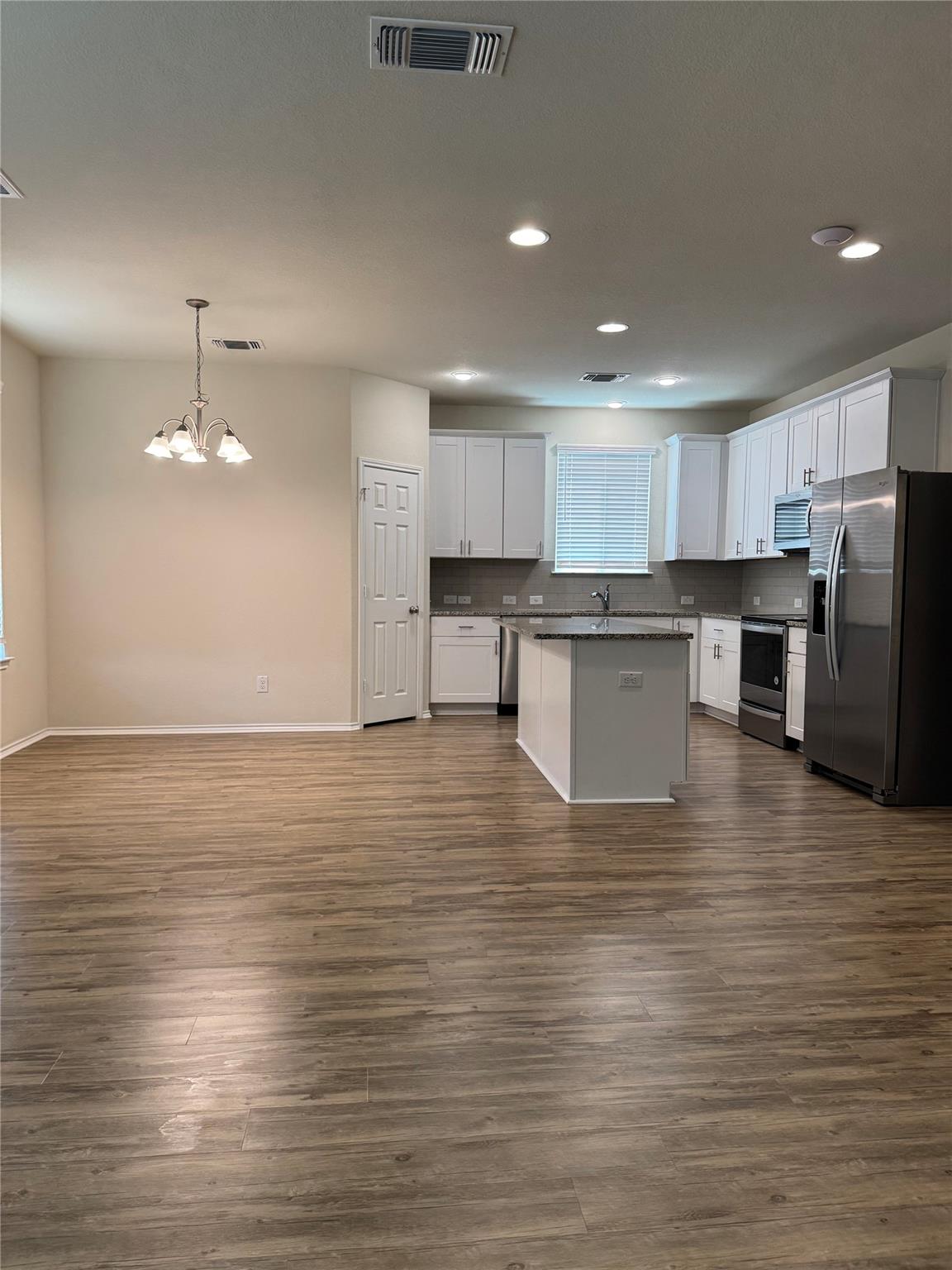 201 Bedford Falls Ln, Jarrell, TX 76537