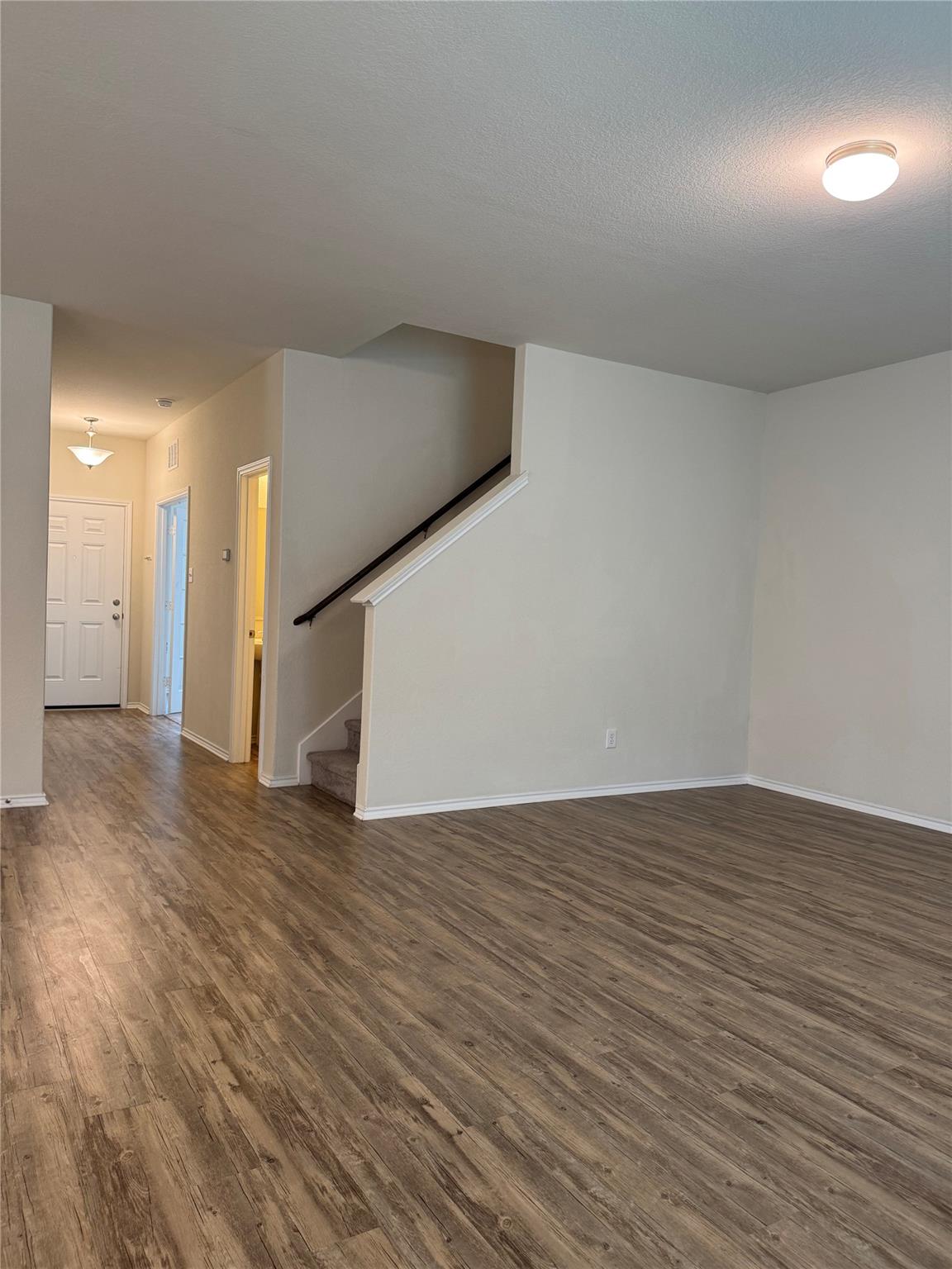 201 Bedford Falls Ln, Jarrell, TX 76537