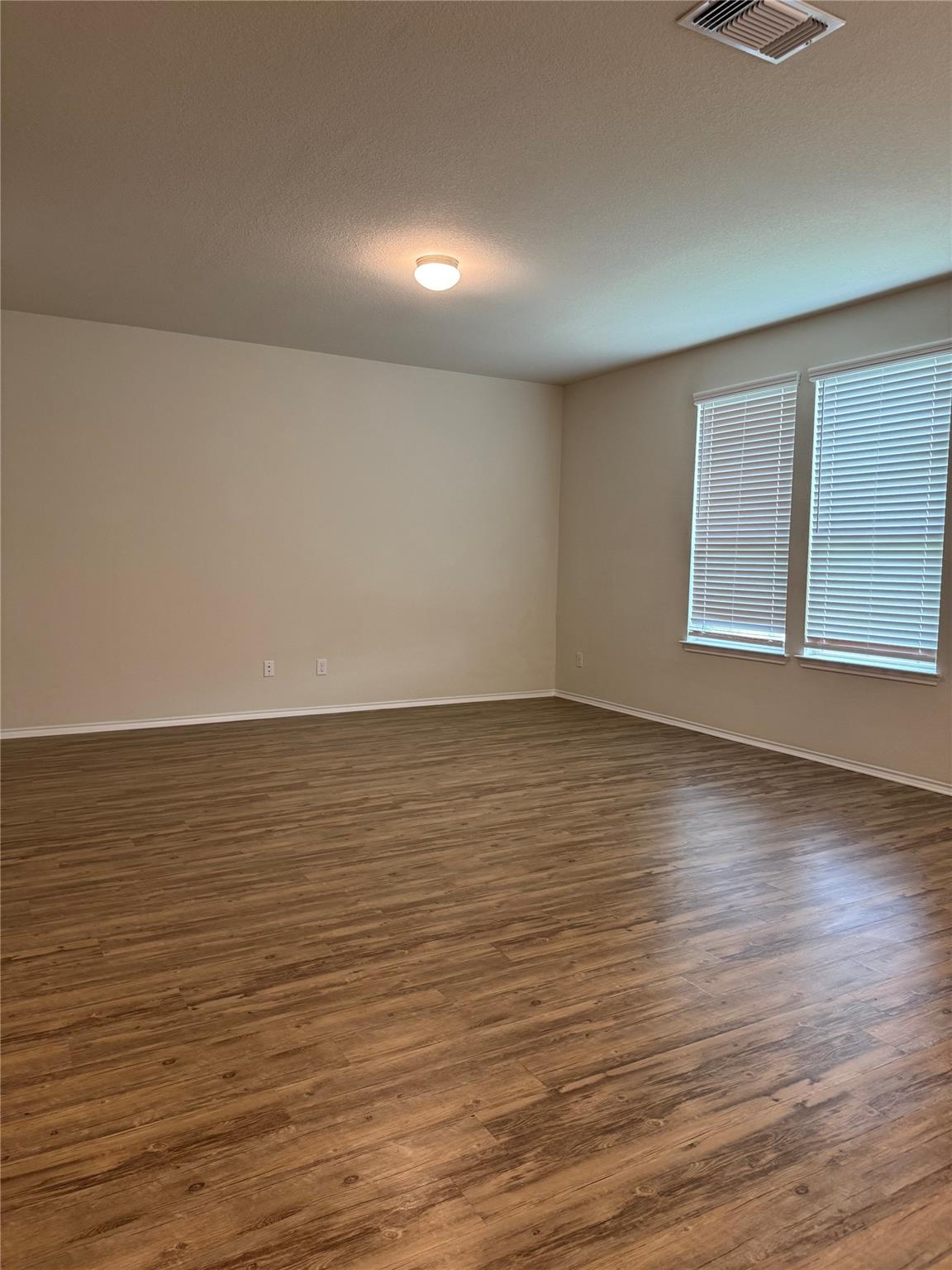 201 Bedford Falls Ln, Jarrell, TX 76537