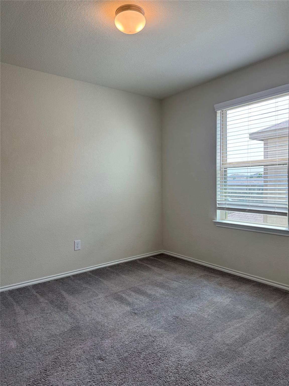 201 Bedford Falls Ln, Jarrell, TX 76537