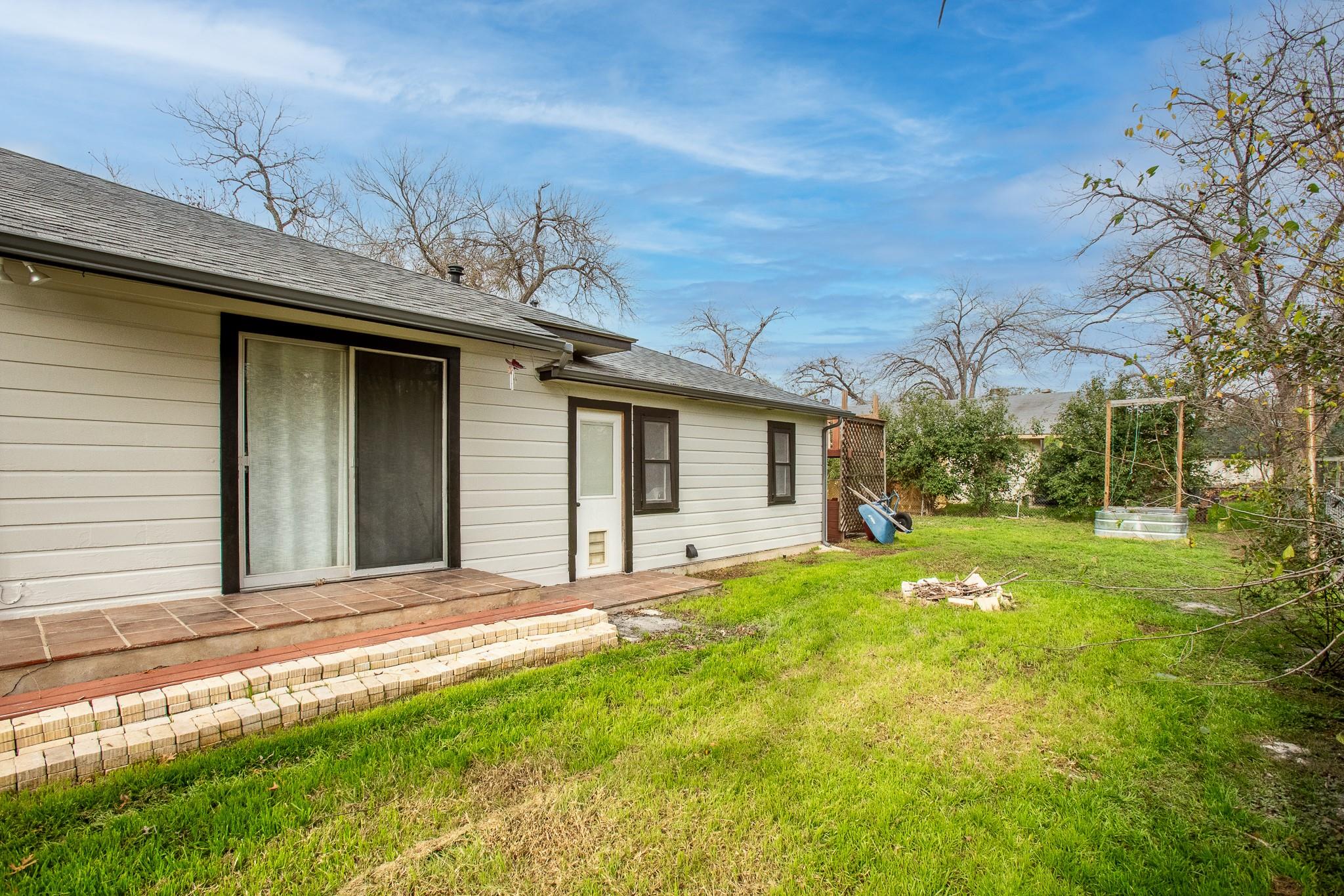 803 Peach St, Seguin, TX 78155