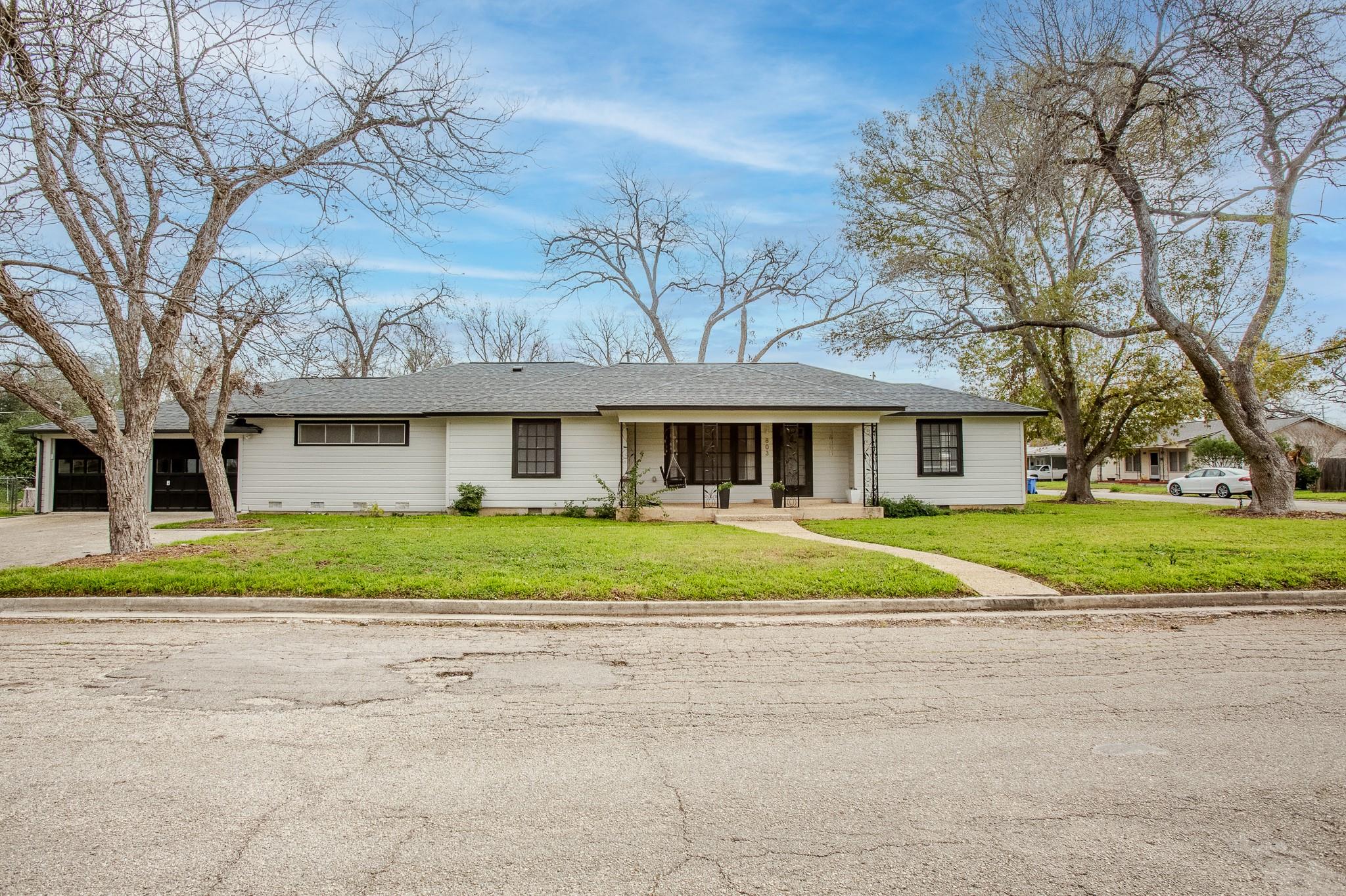 803 Peach St, Seguin, TX 78155