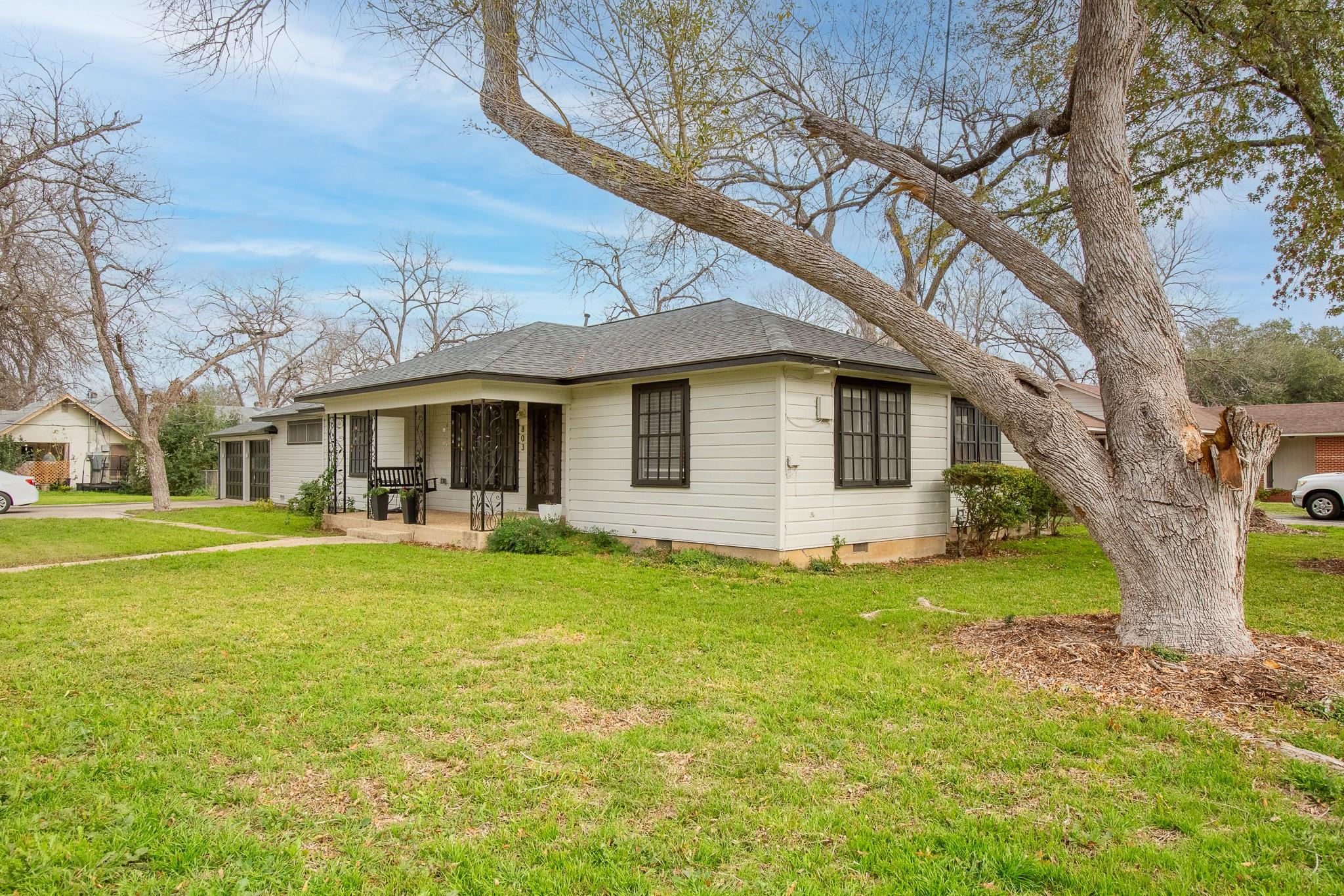 803 Peach St, Seguin, TX 78155