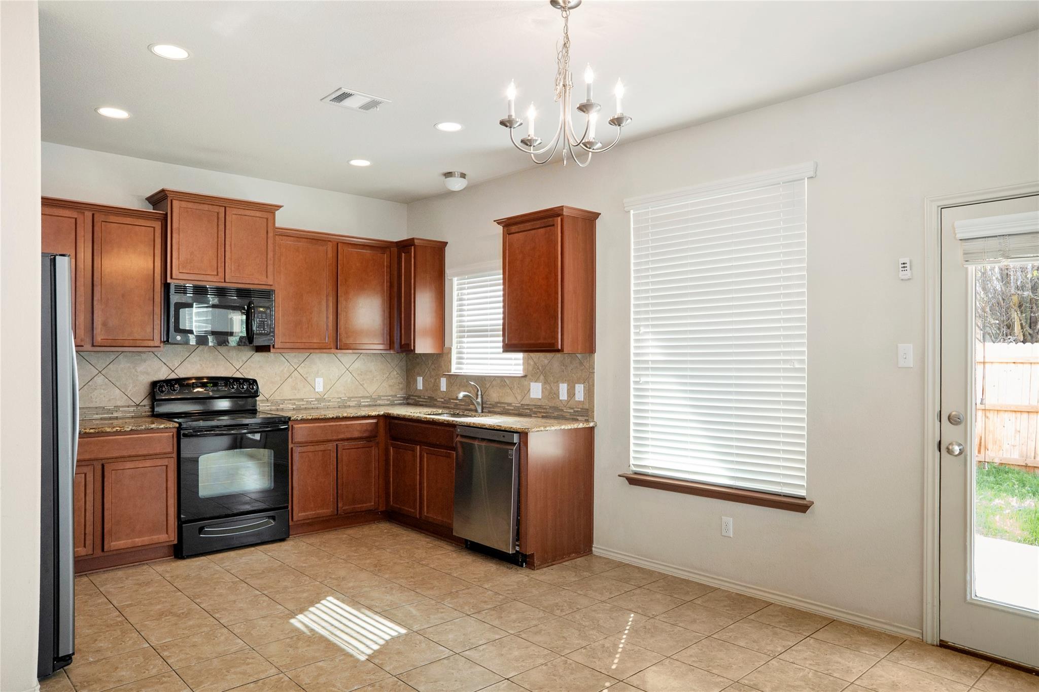 212 Foster Ln, Jarrell, TX 76537