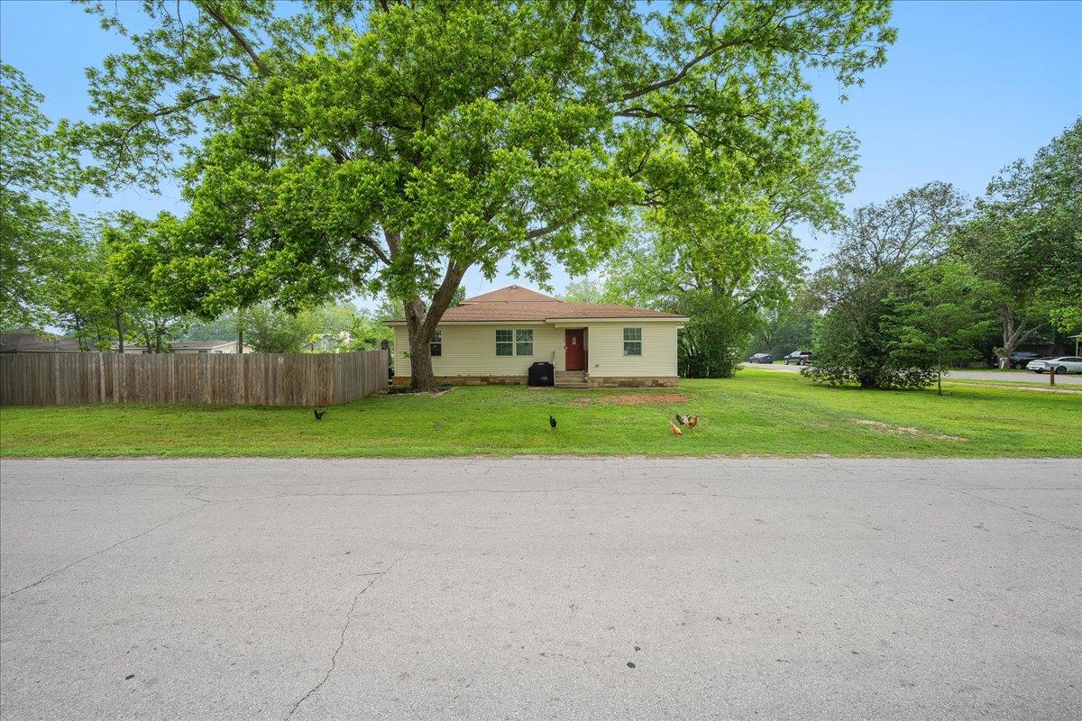 608 Washington St, Smithville, TX 78957