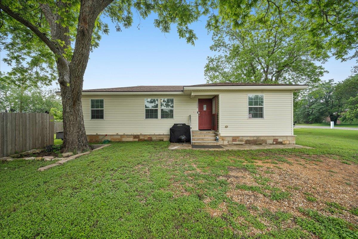 608 Washington St, Smithville, TX 78957