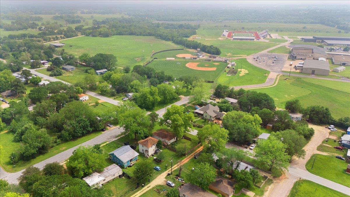 608 Washington St, Smithville, TX 78957
