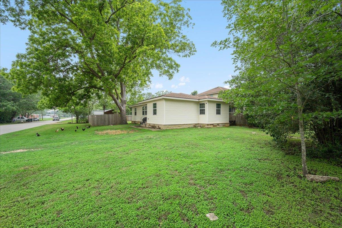 608 Washington St, Smithville, TX 78957