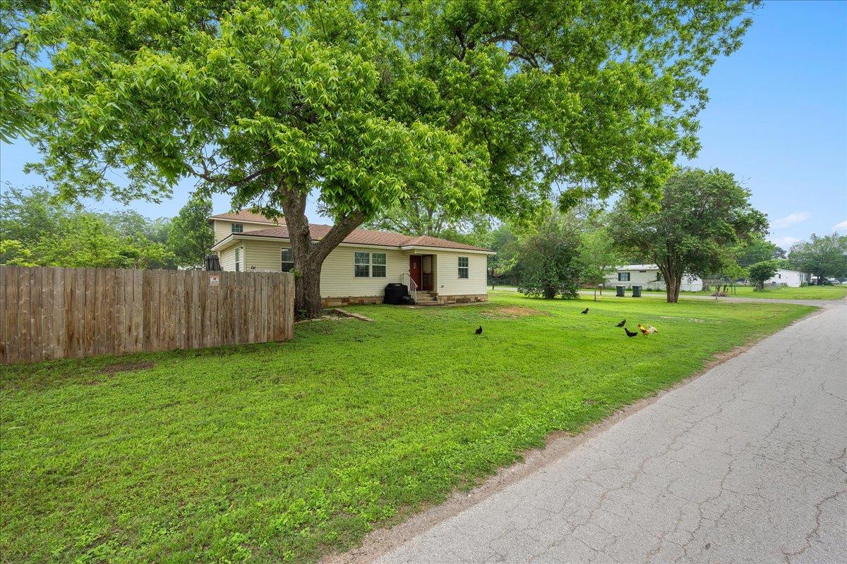 608 Washington St, Smithville, TX 78957