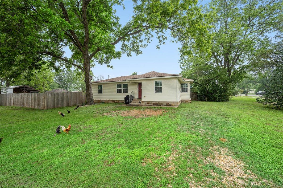 608 Washington St, Smithville, TX 78957