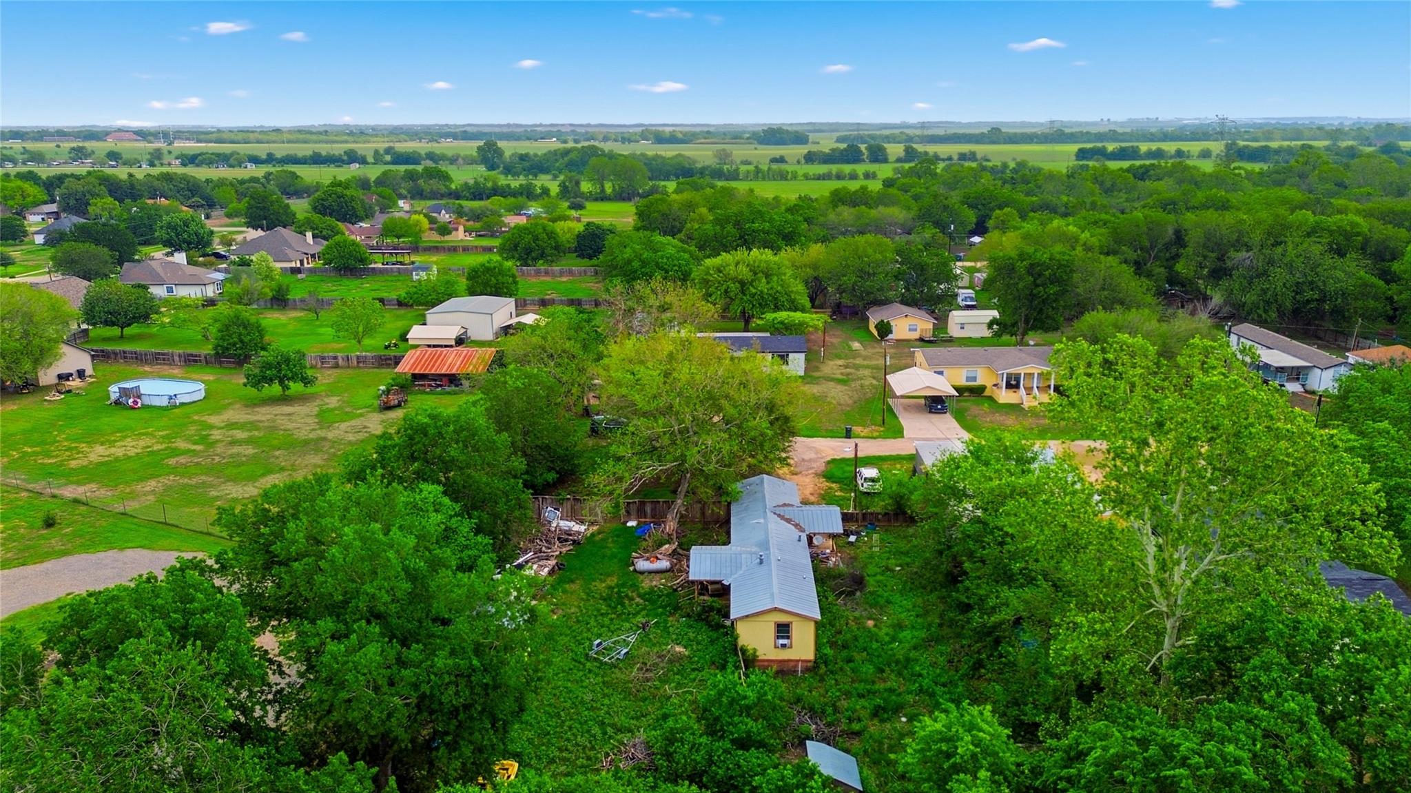2 Skylark Dr, Martindale, TX 78655