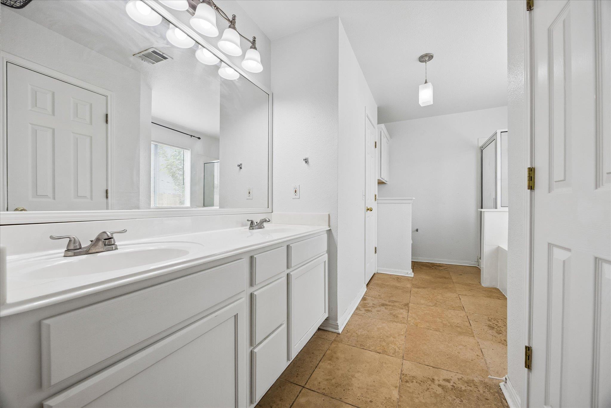 124 Lago Grande Dr, Kyle, TX 78640